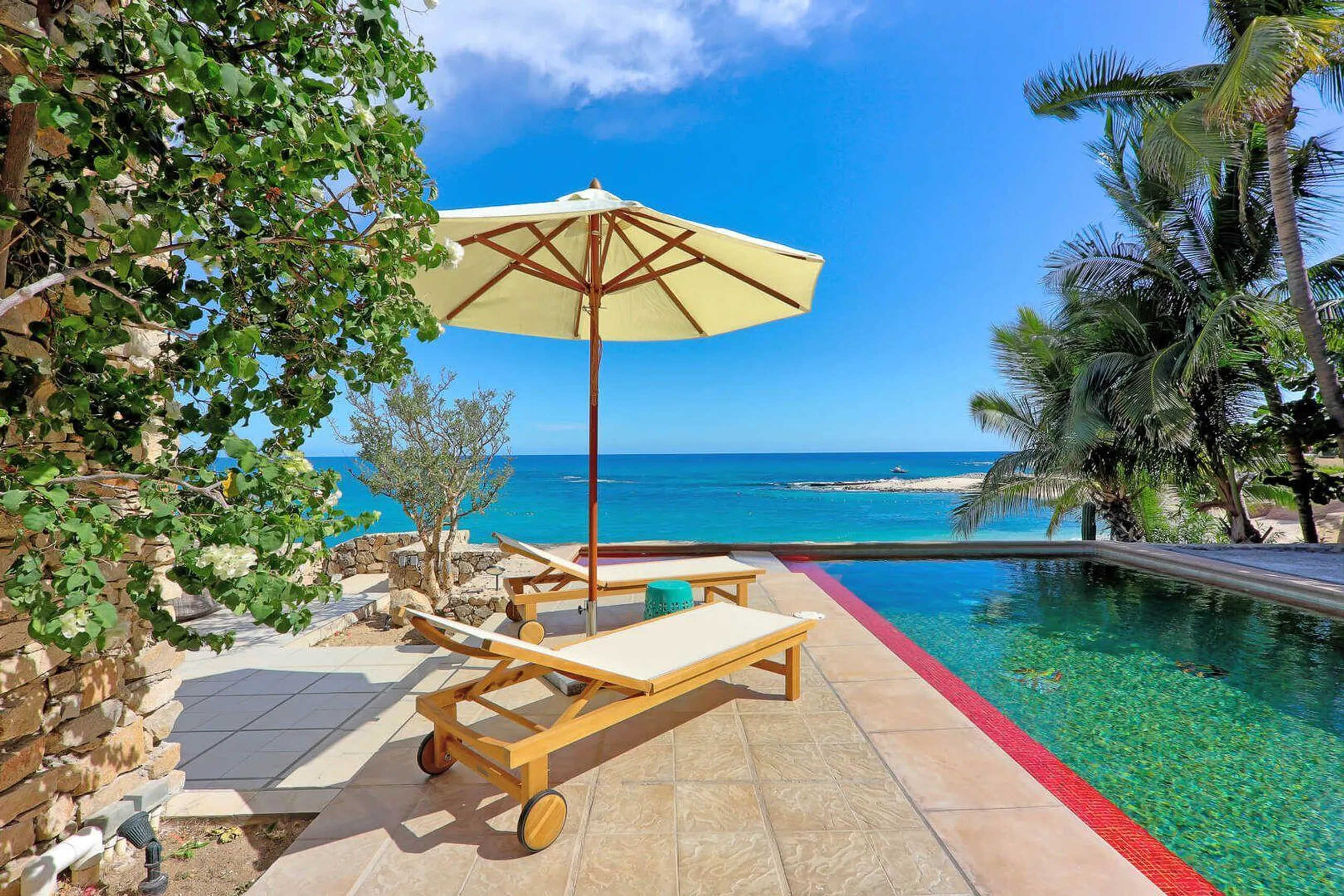 Magnificent Palmilla Luxury Beachfront Retreat with Pool and Ocean Views — photograph 4