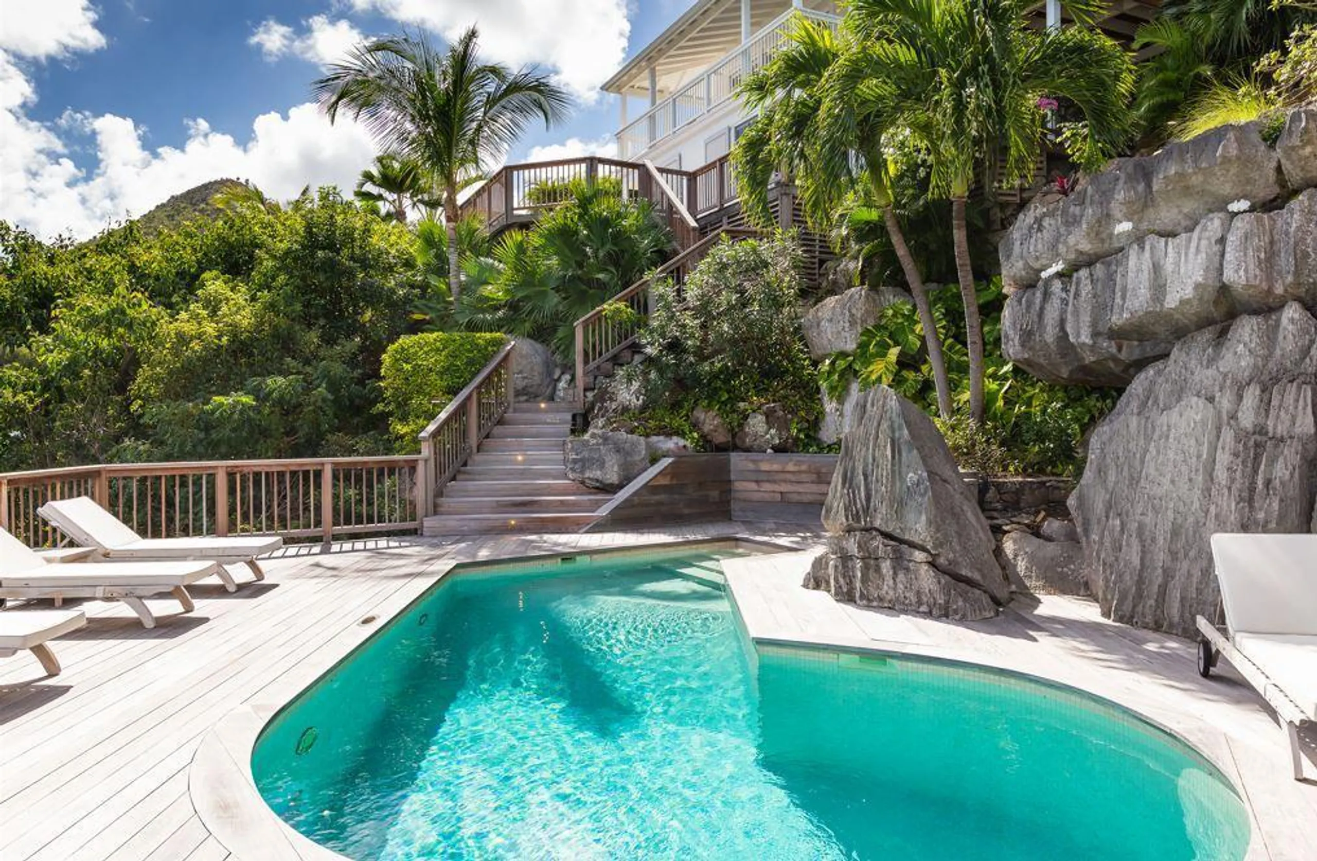 Traditional Colonial Villa with Heated Pool and Majestic Ocean Views — photograph 5