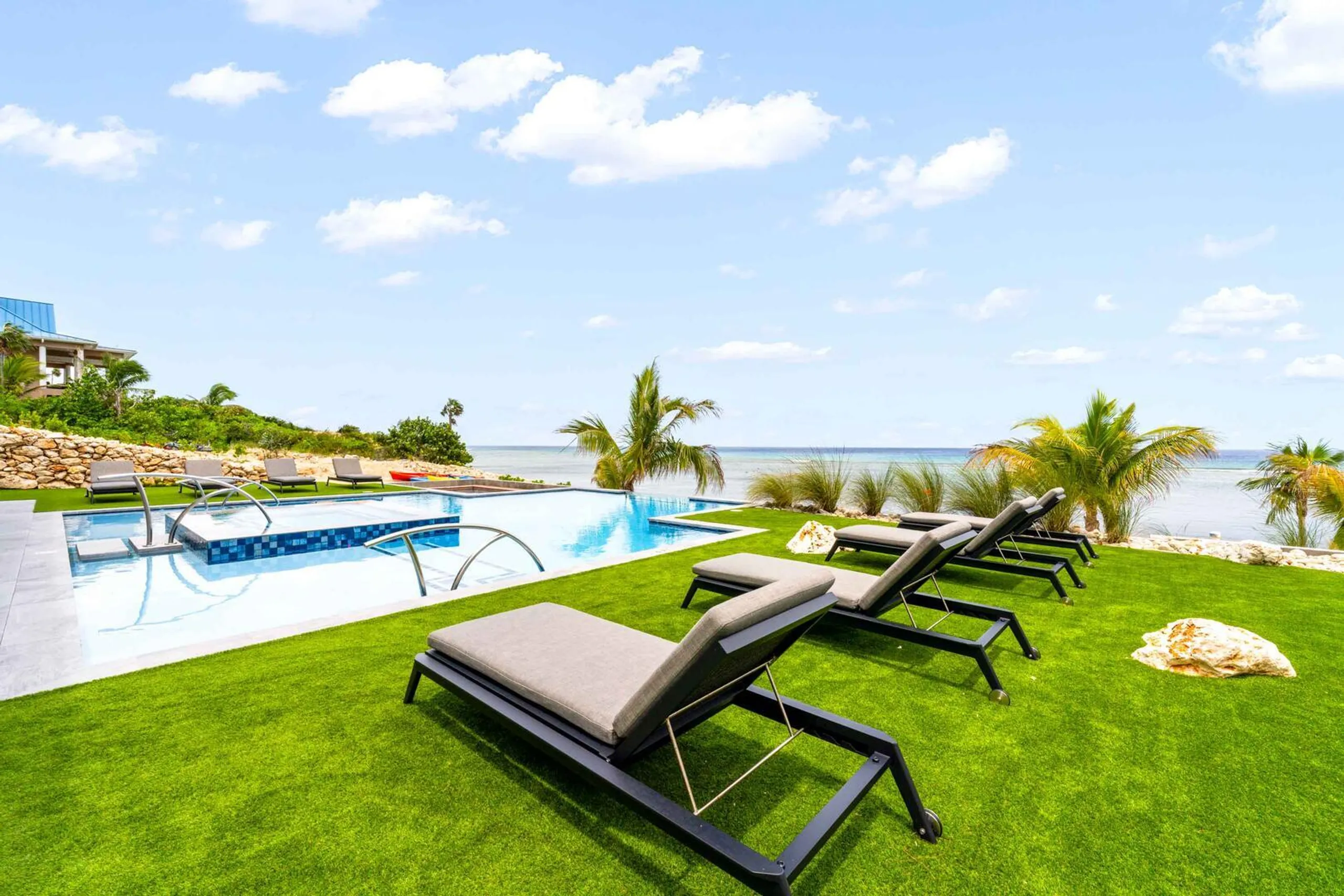 Captivating Oceanfront Villa in Gun Bay with Infinity Pool, Outdoor Grill, and Firepit — photograph 9