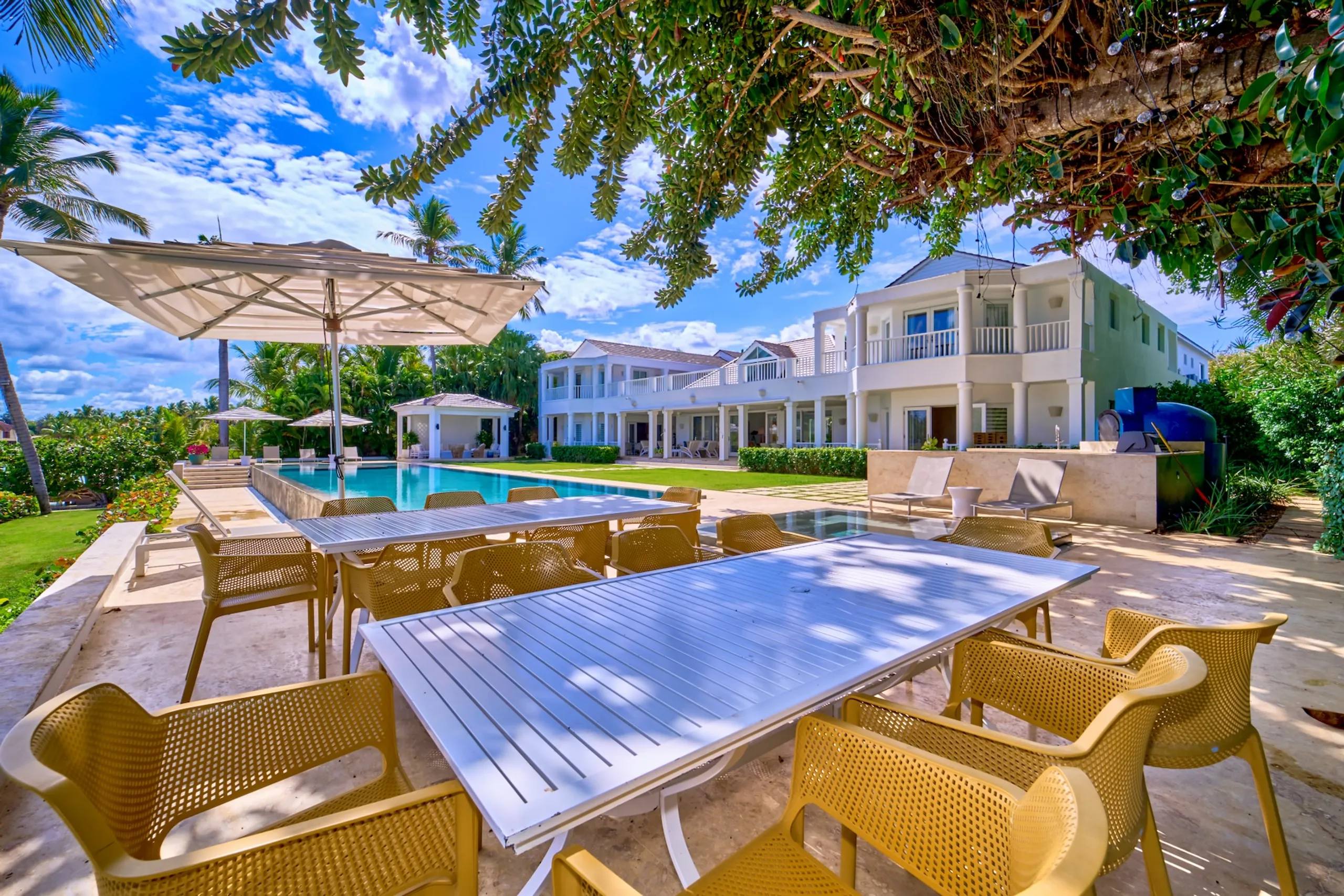 Elegant Classic Luxury Villa with Private Pool and Exceptional Water Views — photograph 3