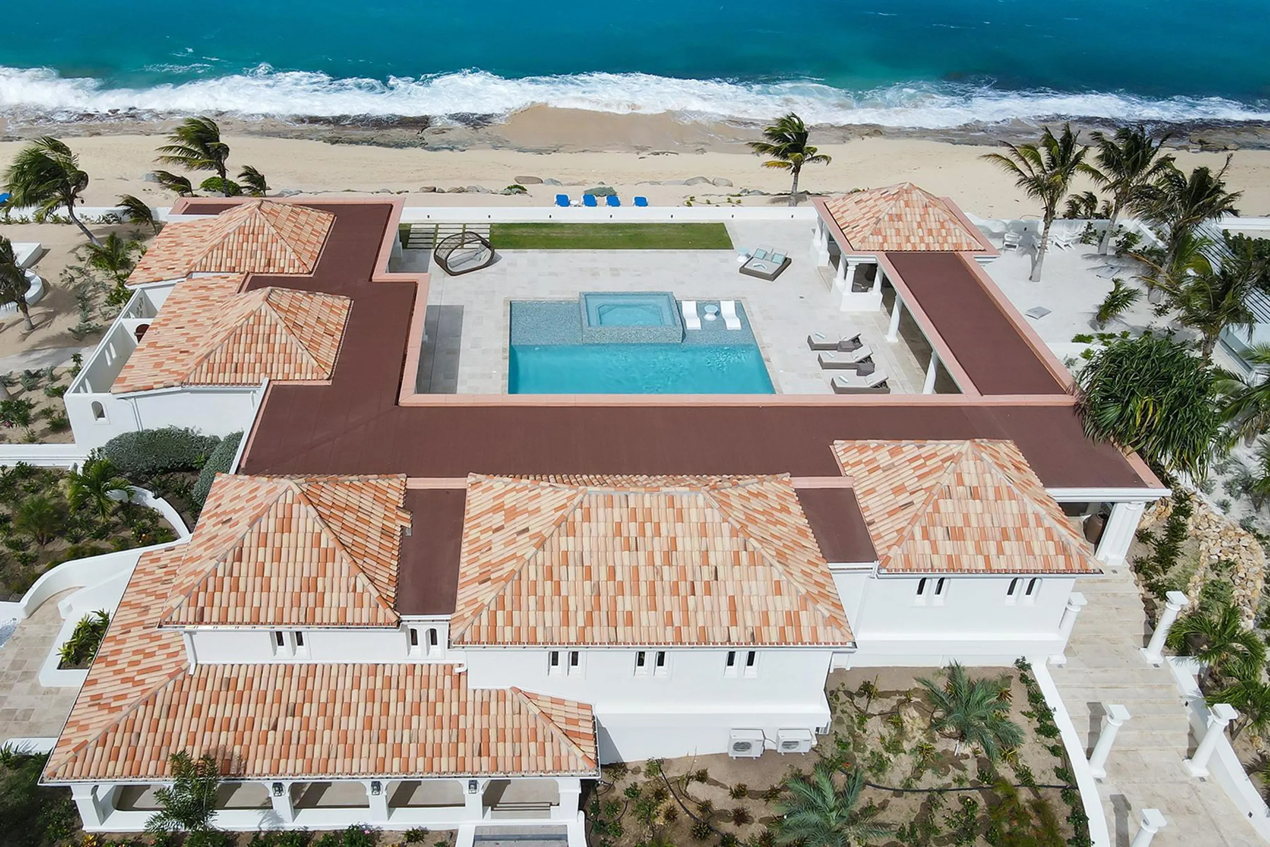 Inspiring Baie Rouge Luxury Villa with Private Pool on a Pristine Beach — photograph 10