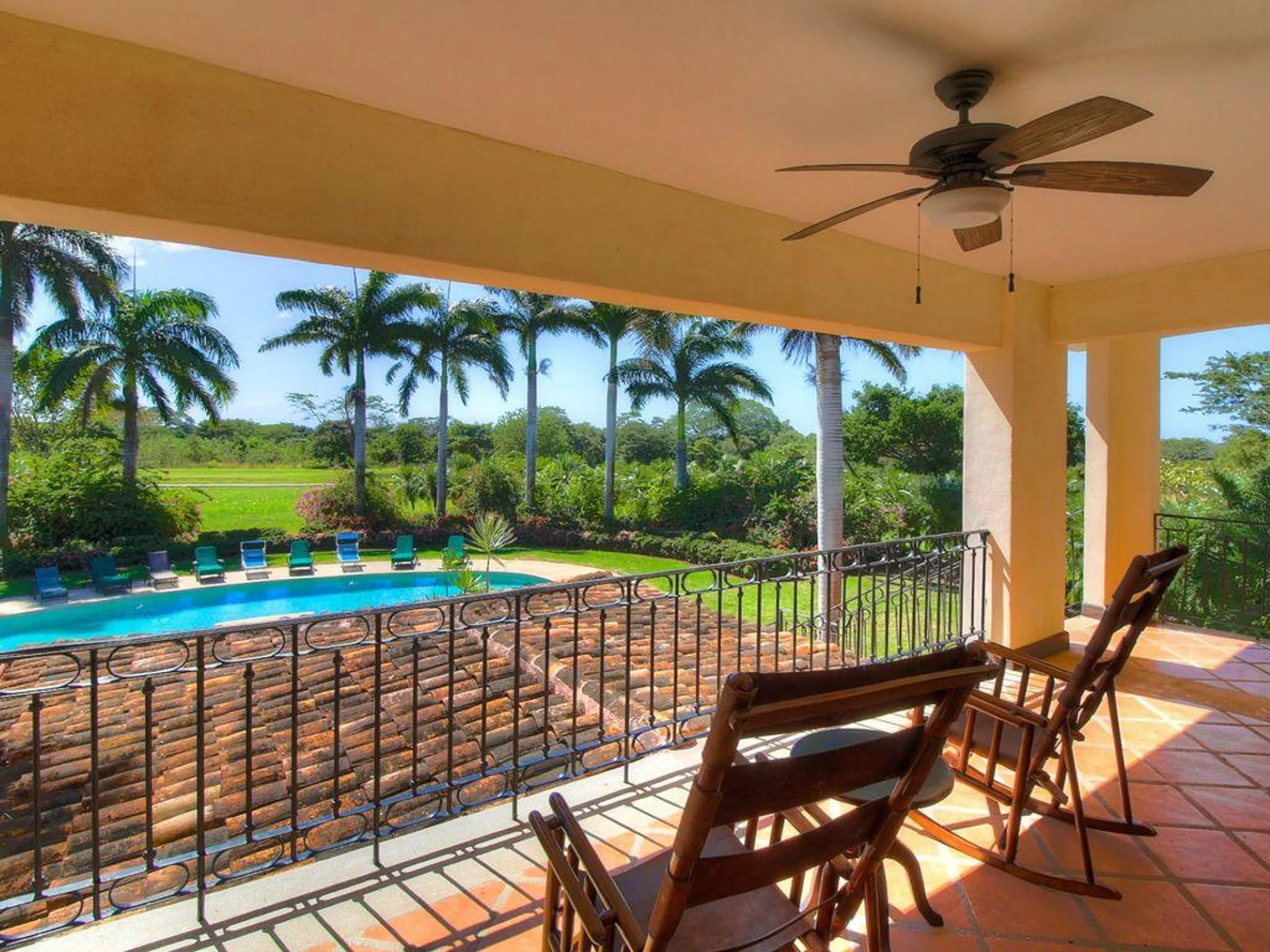 Resplendent Pinilla Retreat with Luxury Pool and Ocean Views — photograph 5