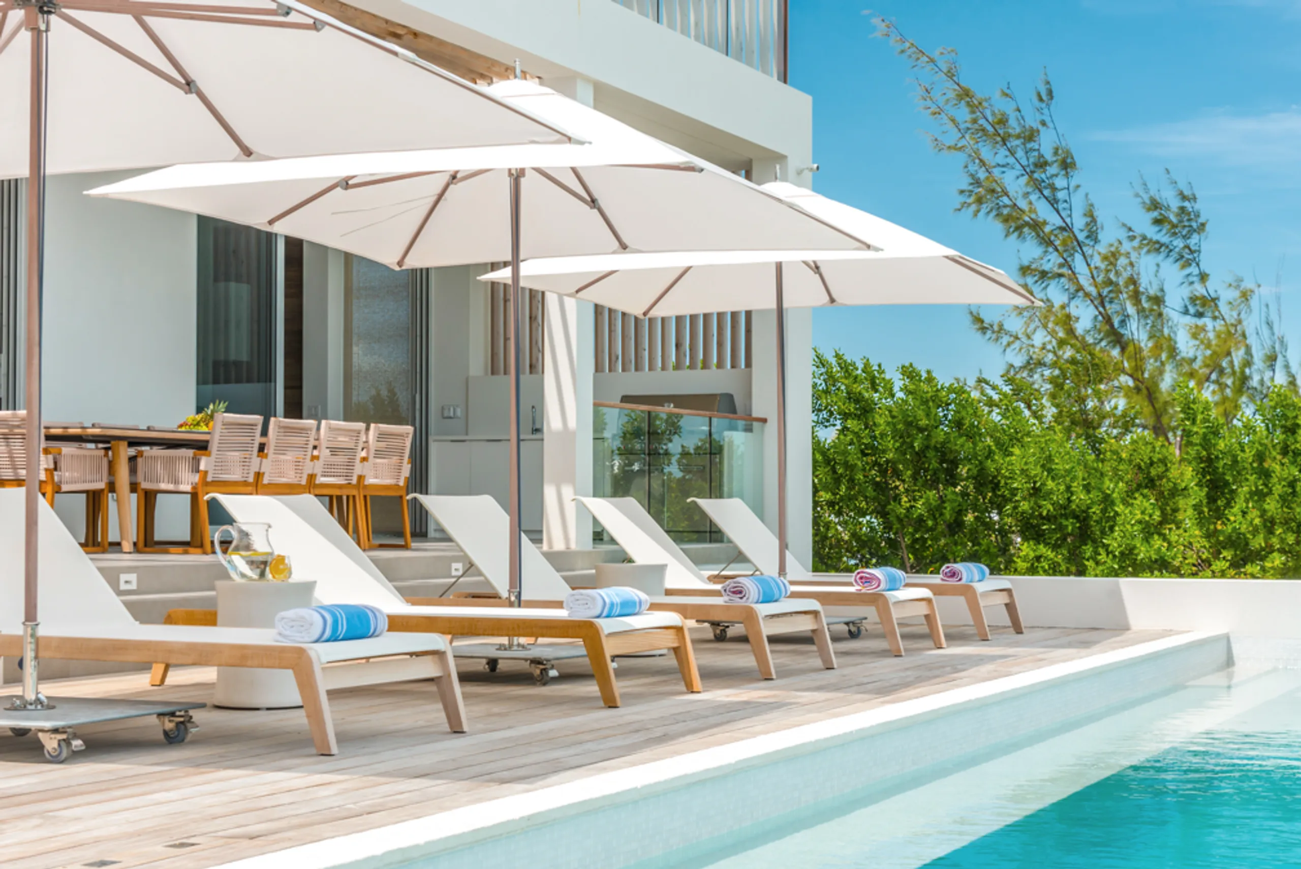 Ultra Modern Contemporary Luxury Beachfront Villa with Infinity Pool and Ocean Views — photograph 7