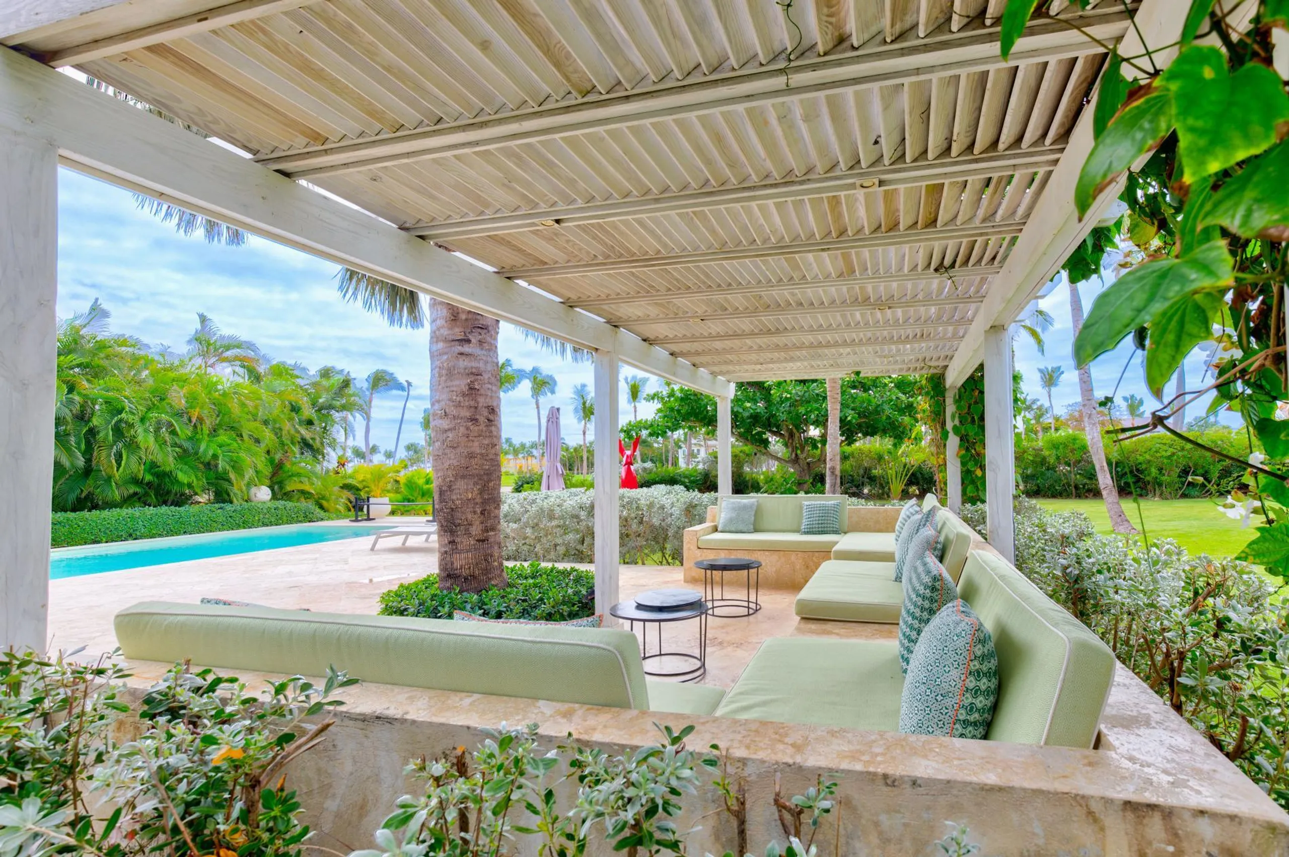 Nature-Surrounded Villa with Private Pool and Immense Garden — photograph 3