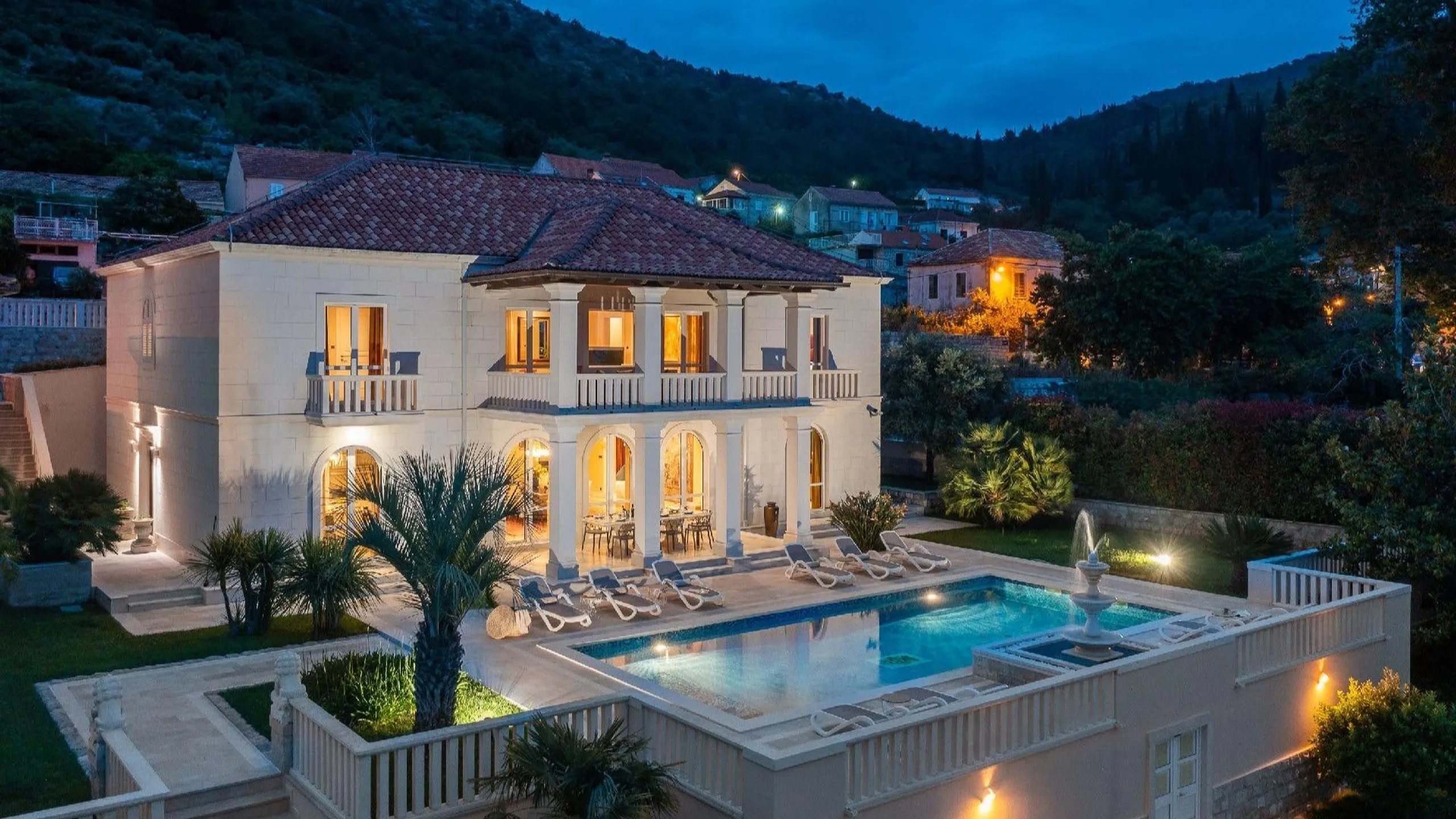 Captivating Coastal Villa with Invigorating Pool — photograph 5
