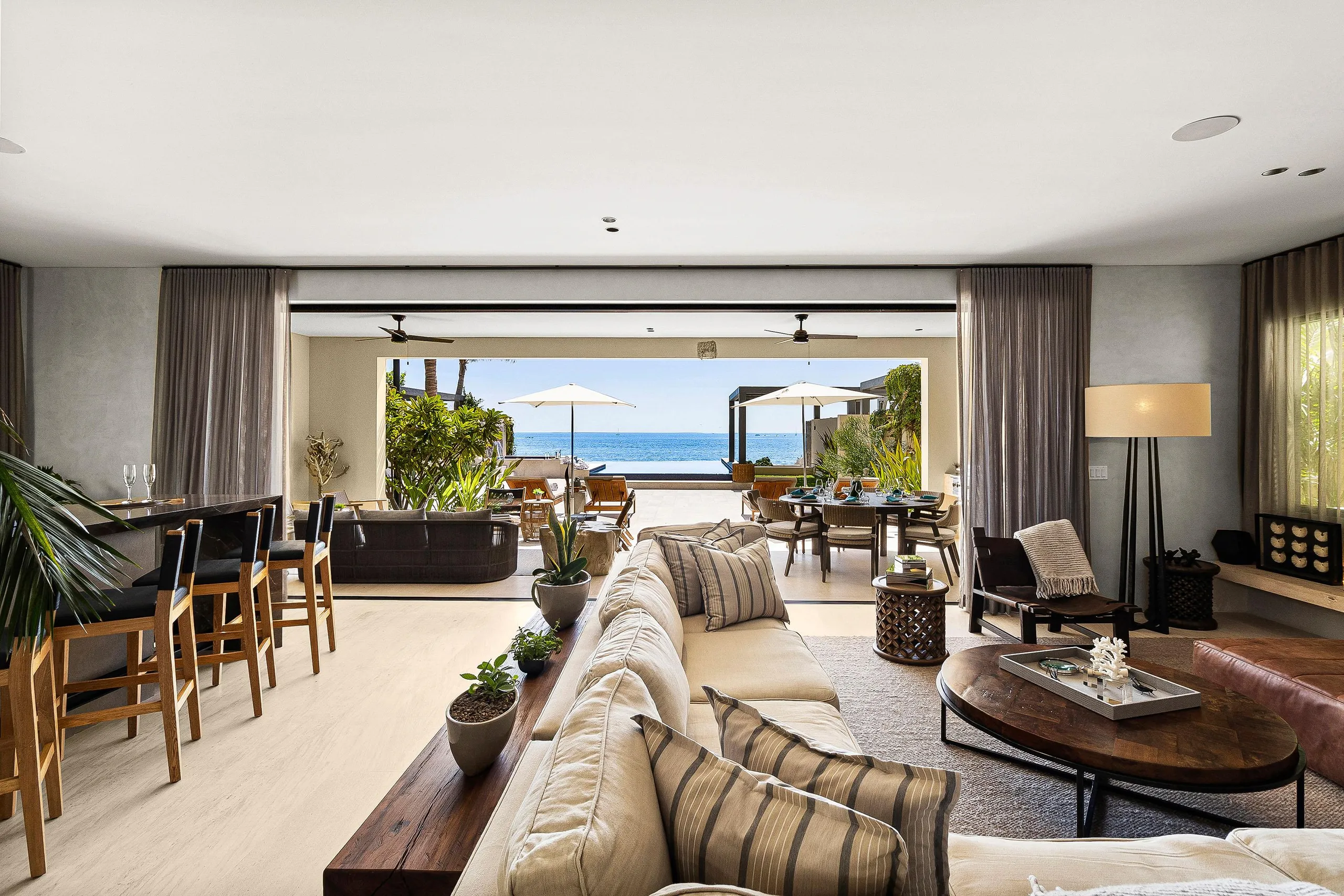 Deluxe Relaxation Villa with Infinity Pool and Stunning Ocean View — photograph 11