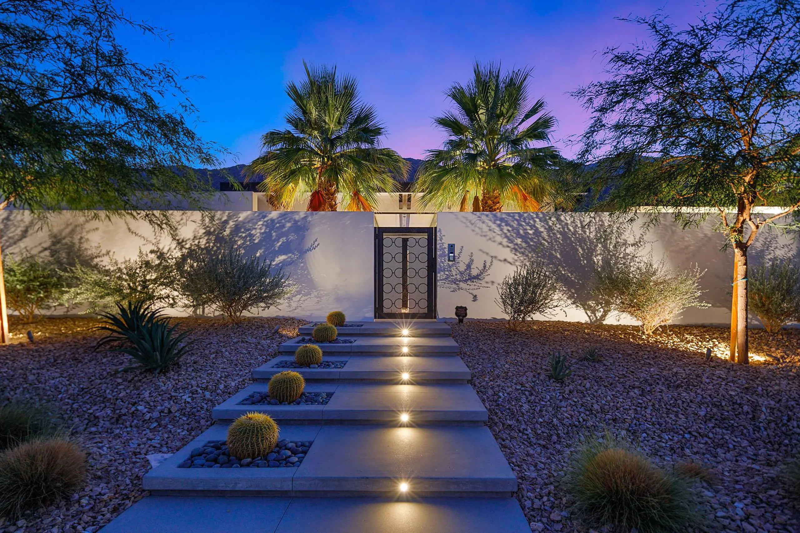 Marvelous Modern Estate with Private Pool, Jacuzzi, and Entertainment Room — photograph 11