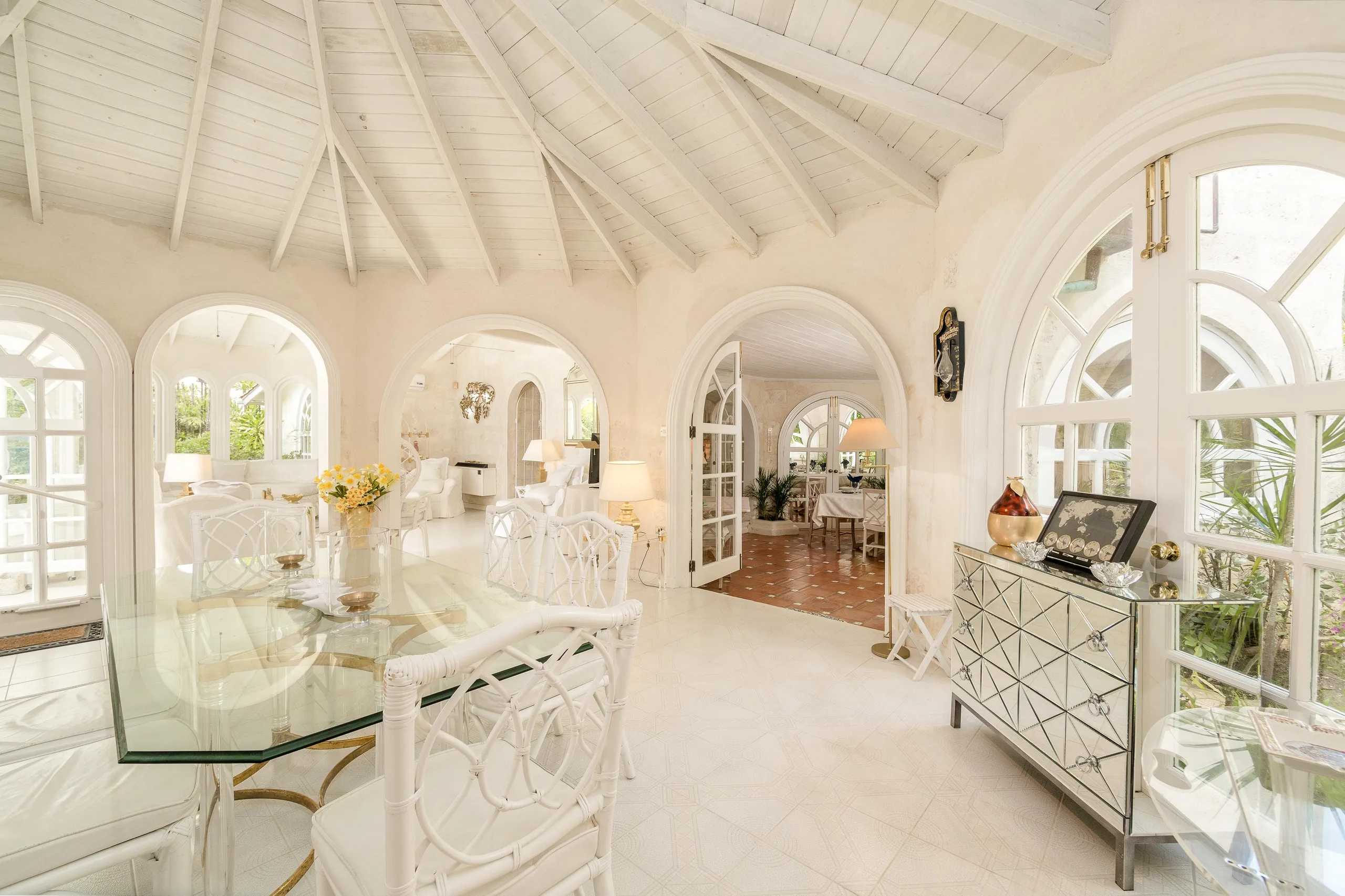 Barbados Magnificient Beachfront Villa with Calming Sea Views — photograph 7
