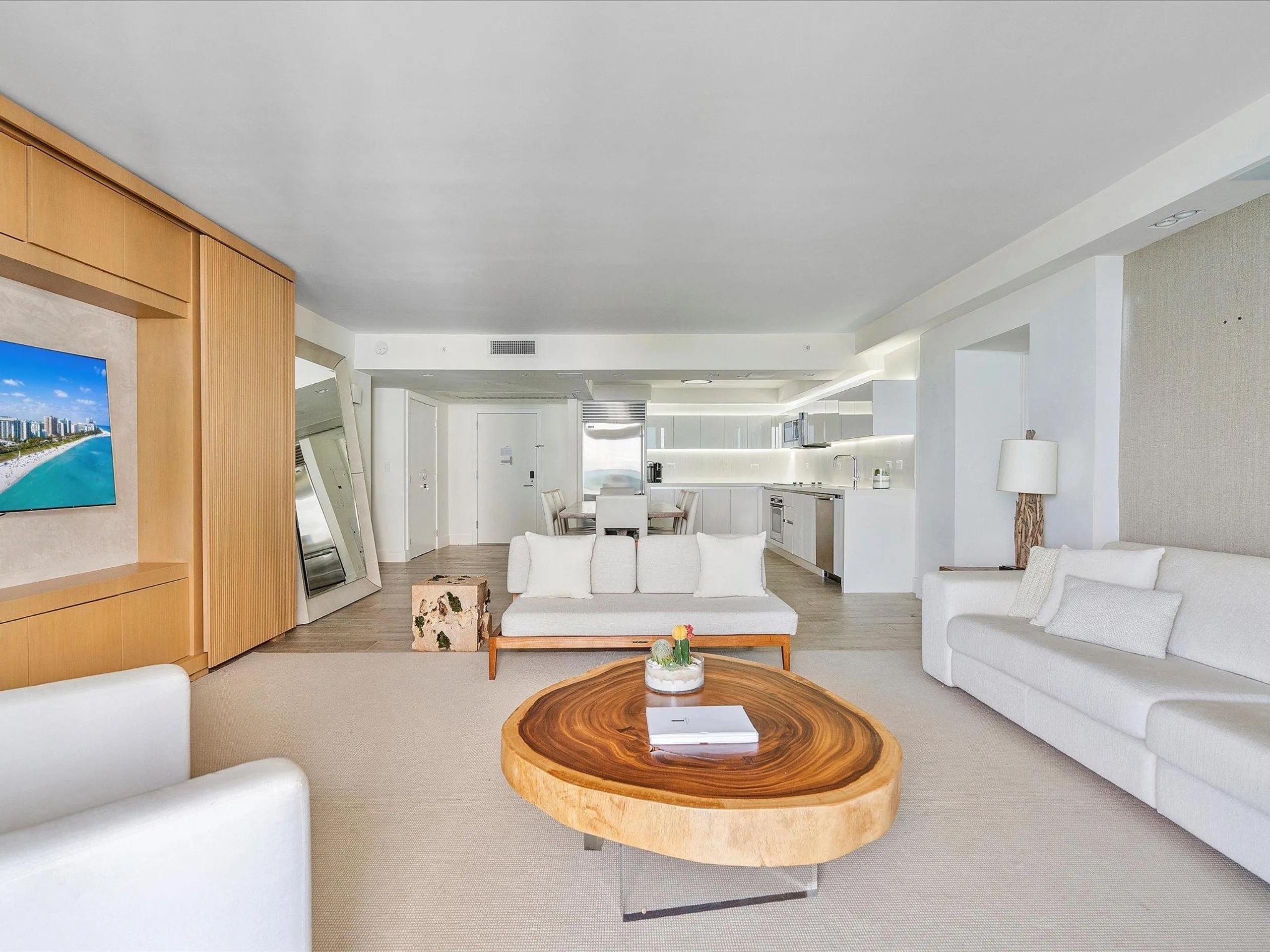 Deluxe Beachfront Retreat with Sun Deck — photograph 12