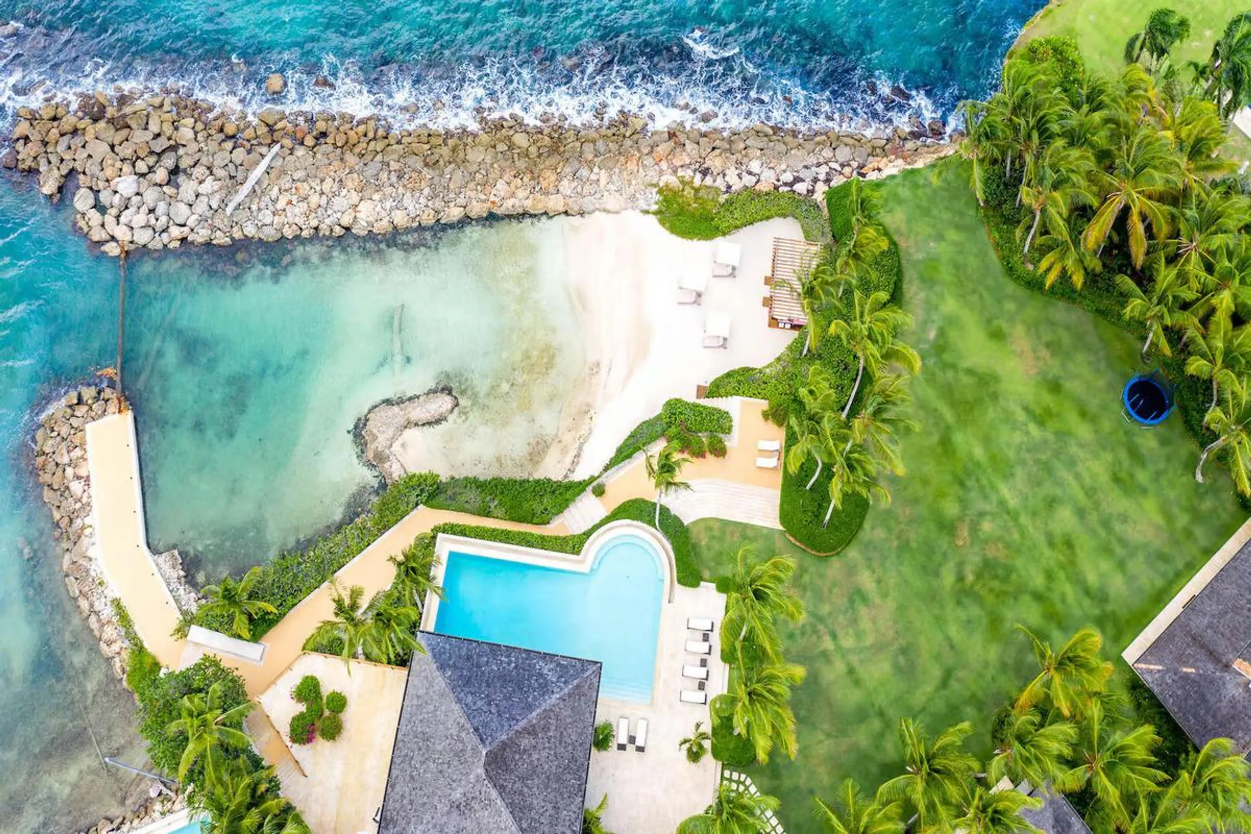 Luxurious Beachfront Estate in La Romana with Private Pool and Walks to Beach — photograph 5