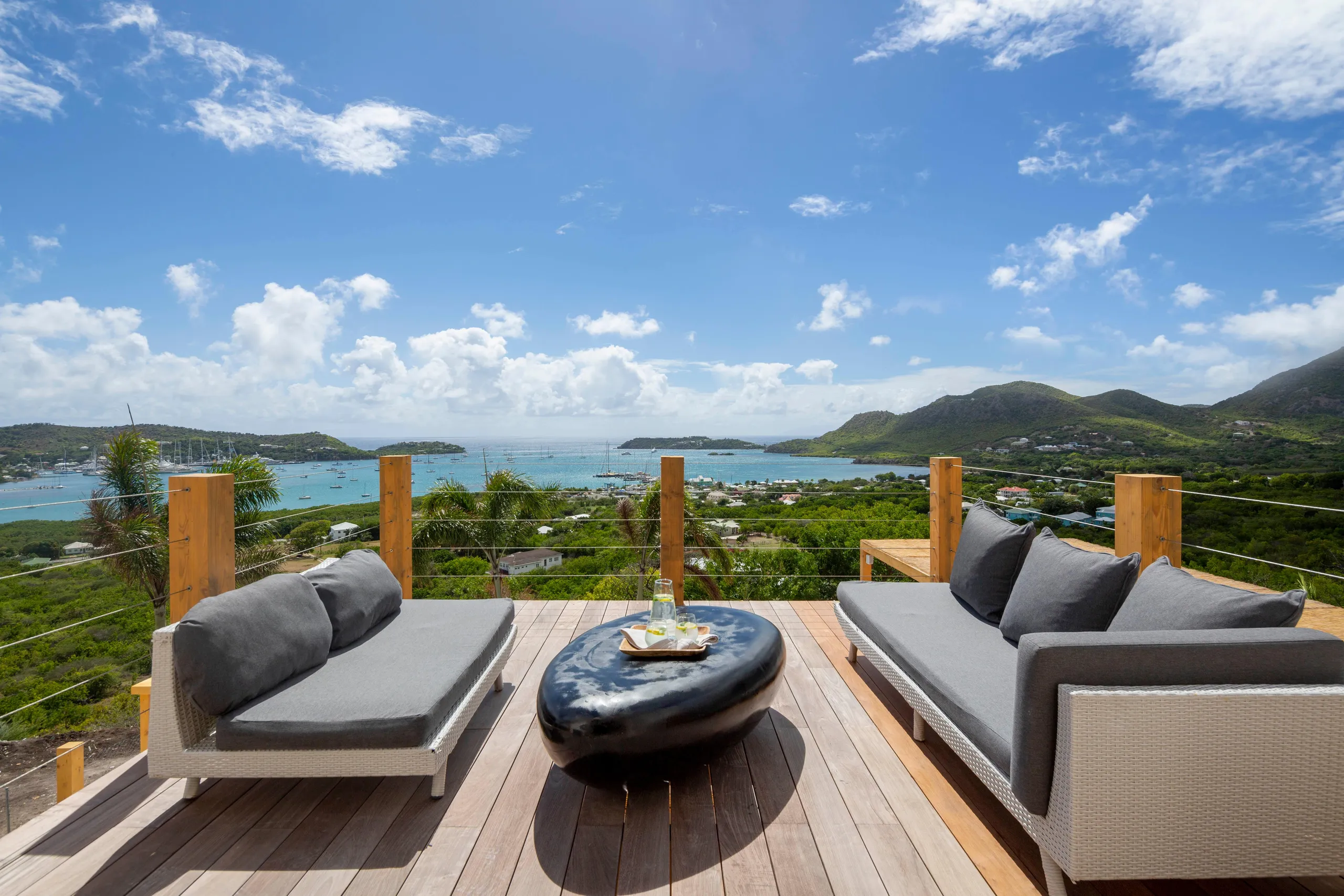 Plush and Inviting Villa with Infinity Pool,Jacuzzi, and Spectacular Sunset Views — photograph 4