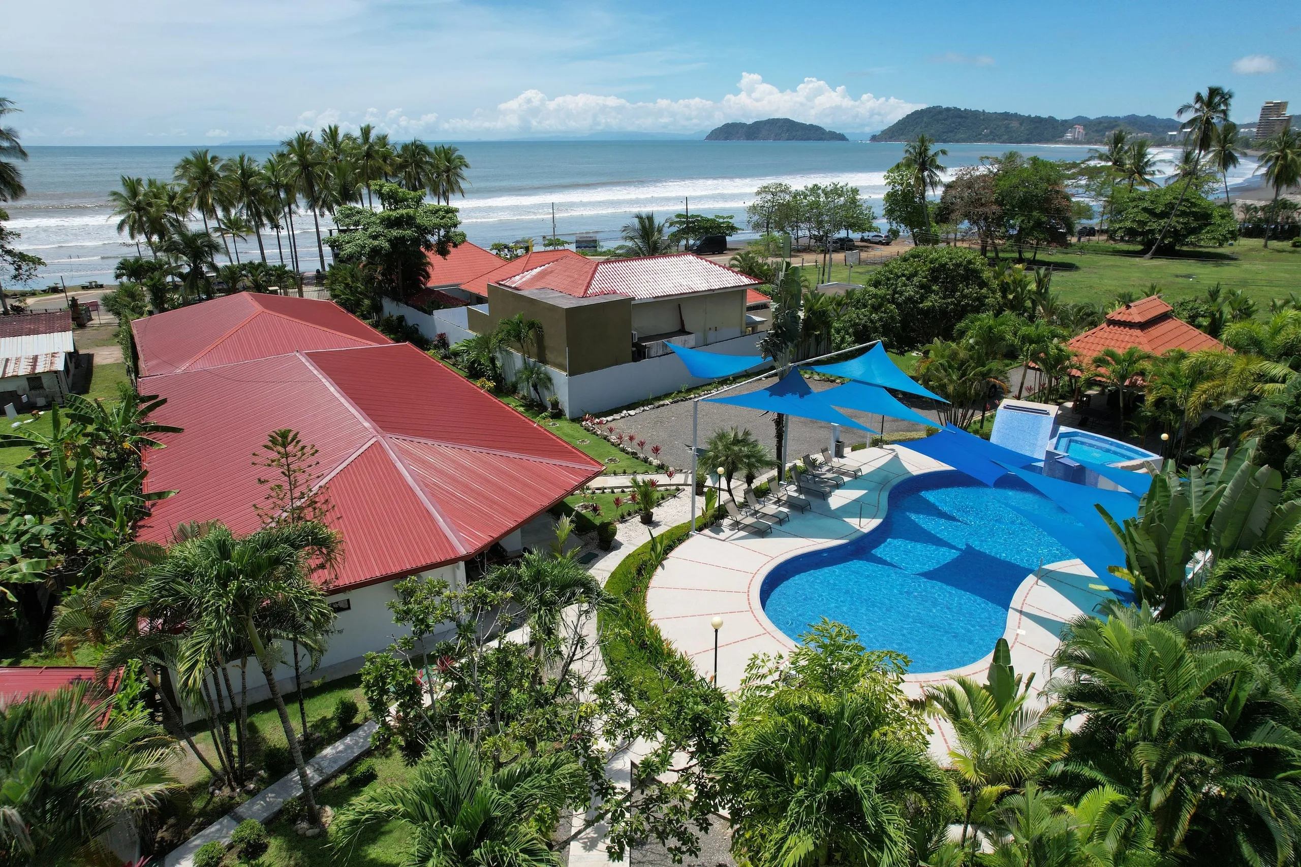 Exclusive 13-Bedroom Estate with Private Pool, Panoramic Ocean Views on Jaco Beach — photograph 6