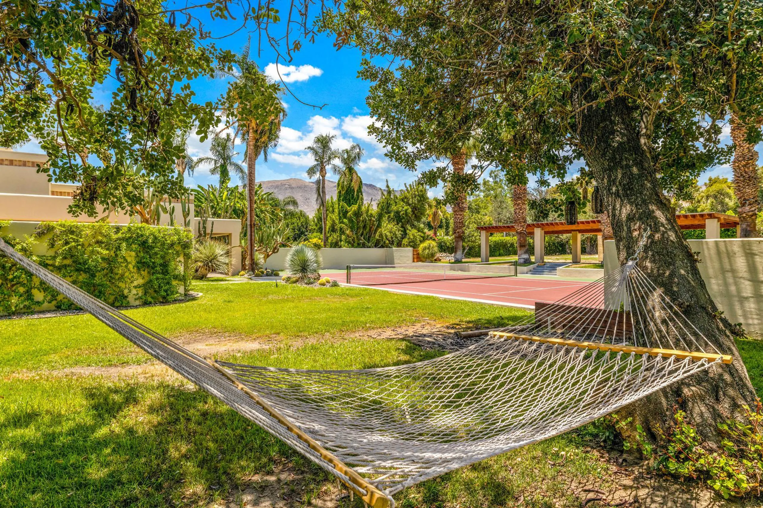 Perfection Estate with Private Pool, Tennis Court, and Golfing Green — photograph 9