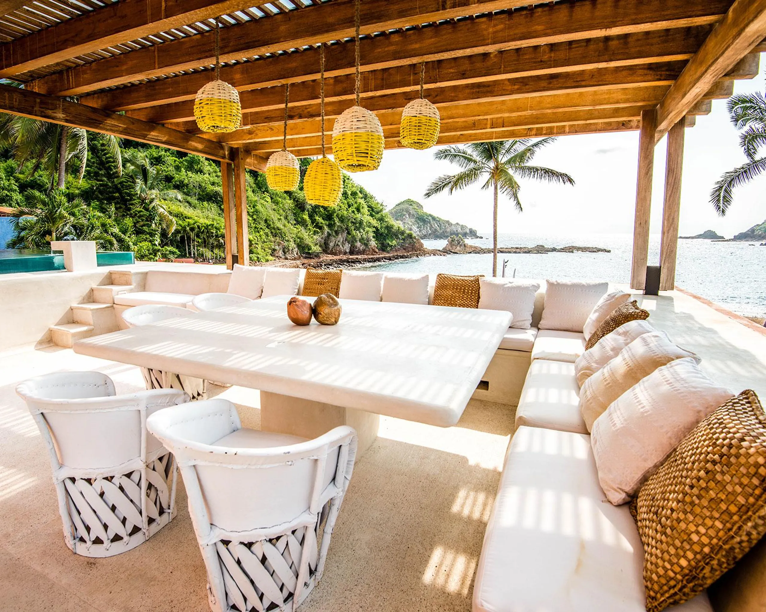 Beachfront Villa with Private Pool Modern Comfort & Access to Natural Wonders — photograph 10