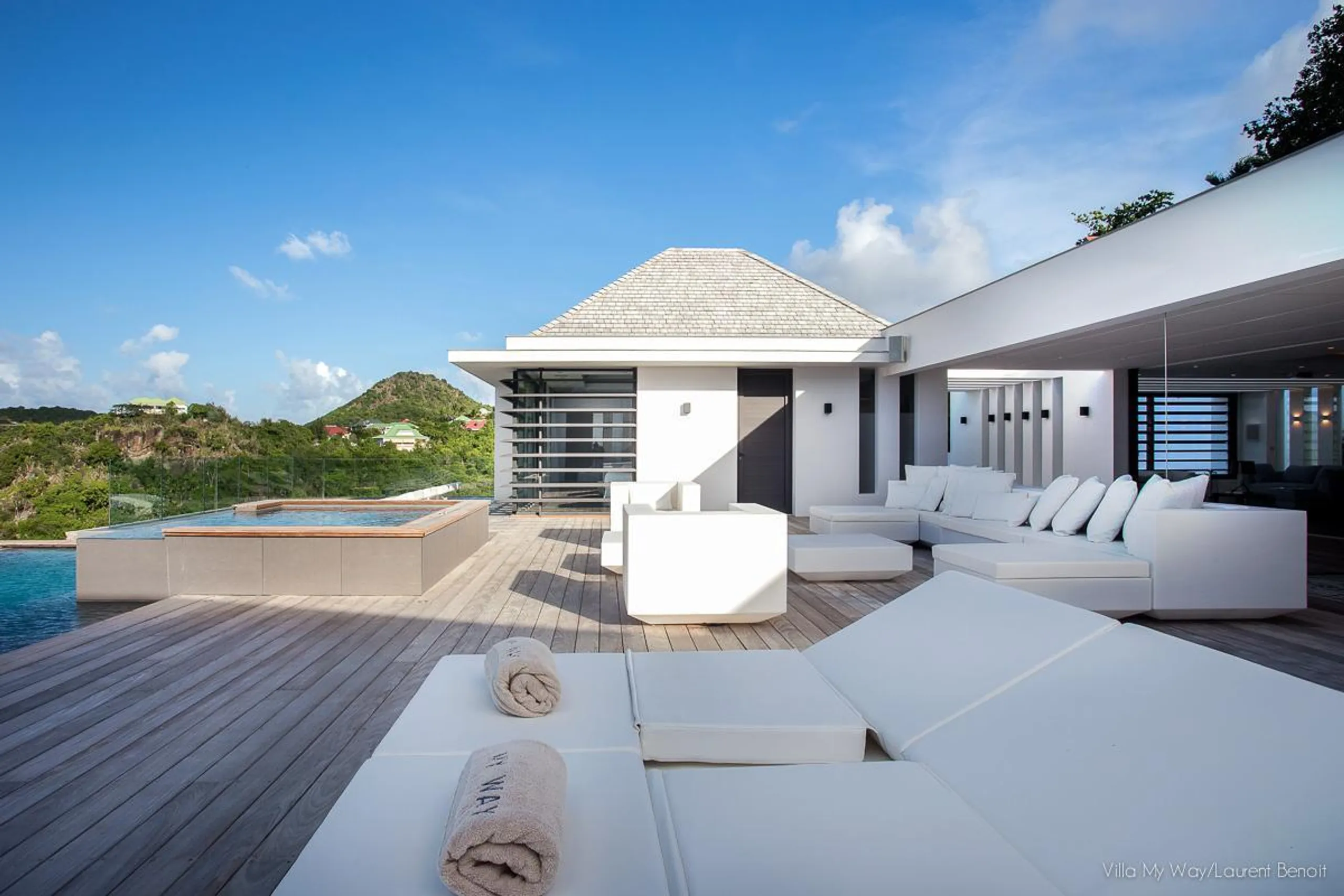 Contemporary Colombier Oceanview Villa with Infinity Pool and Fitness Room — photograph 7