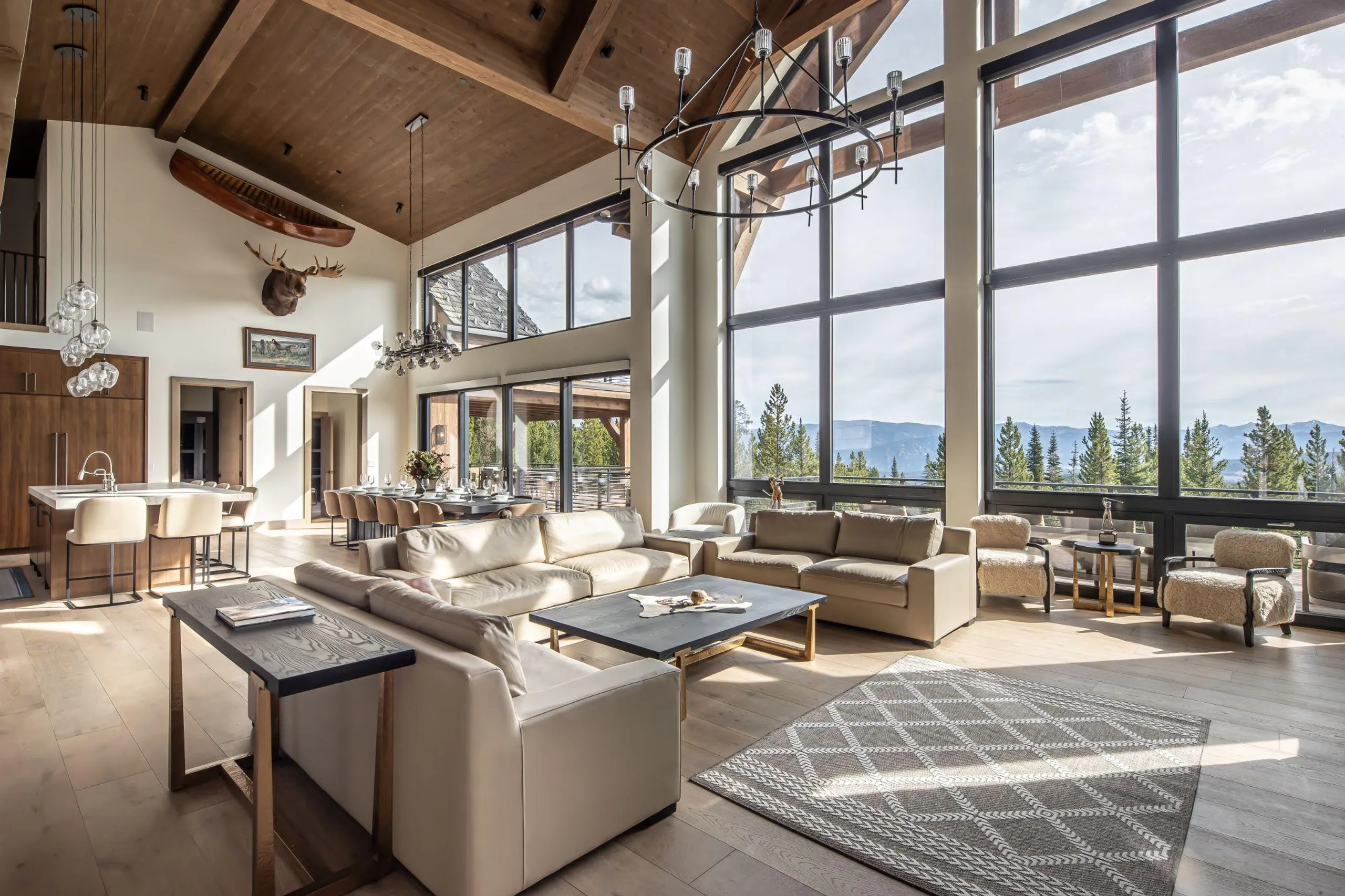 Regal Resort-Style Chalet in Big Sky with Jacuzzi and Fireplace — photograph 6