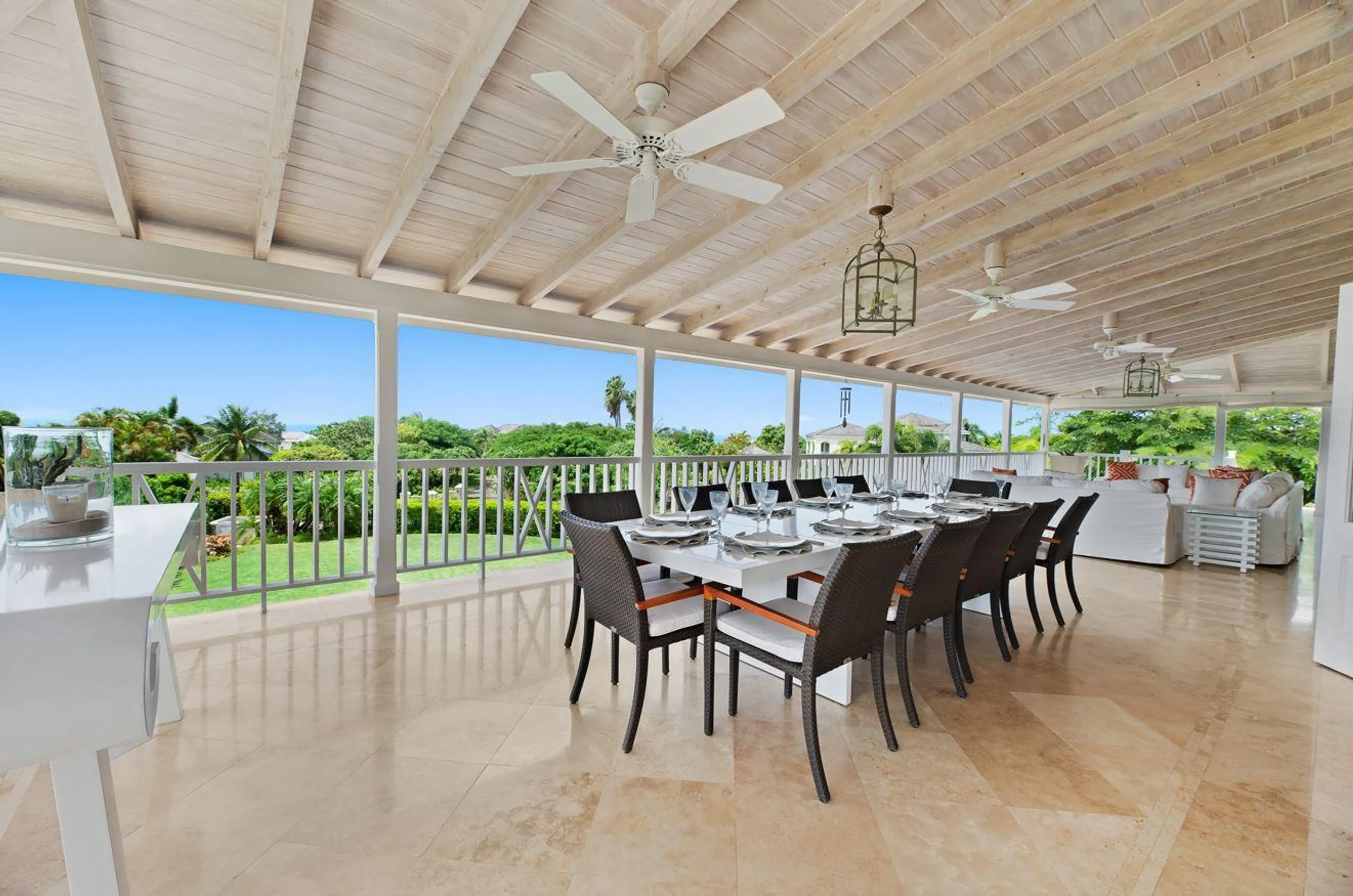 Gleaming 5-Bedroom Villa with Pool, Games Room, and Sea Views — photograph 2