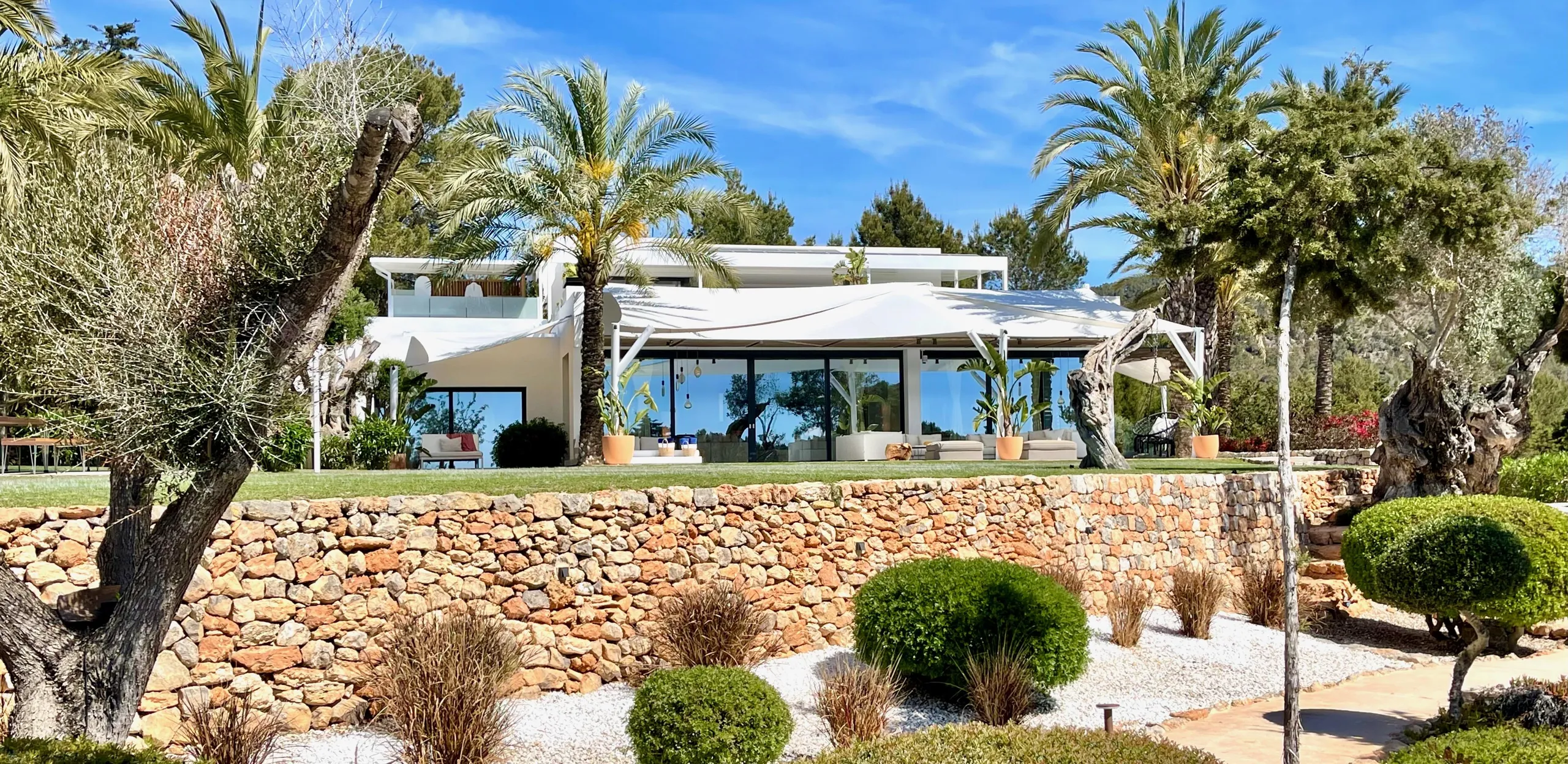 Exquisite Island Estate with Private Pool, Ocean View, and Panoramic Views — photograph 12