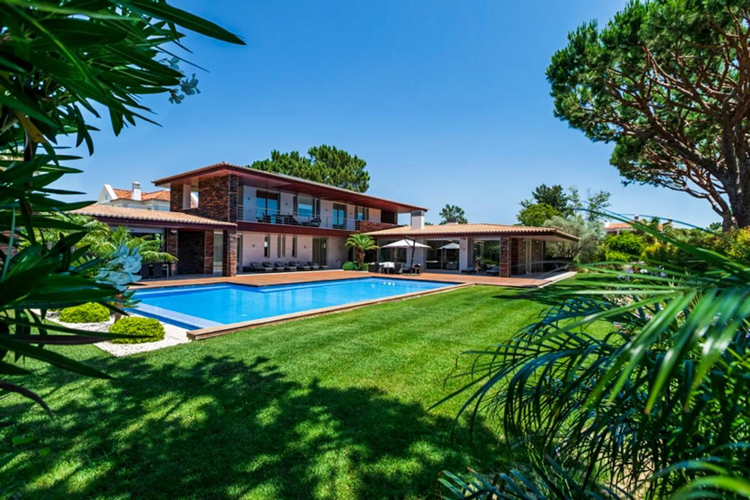 Lavish 5-Bedroom Villa with Private Pool, Golf Course Views and Modern Amenities, Almansil