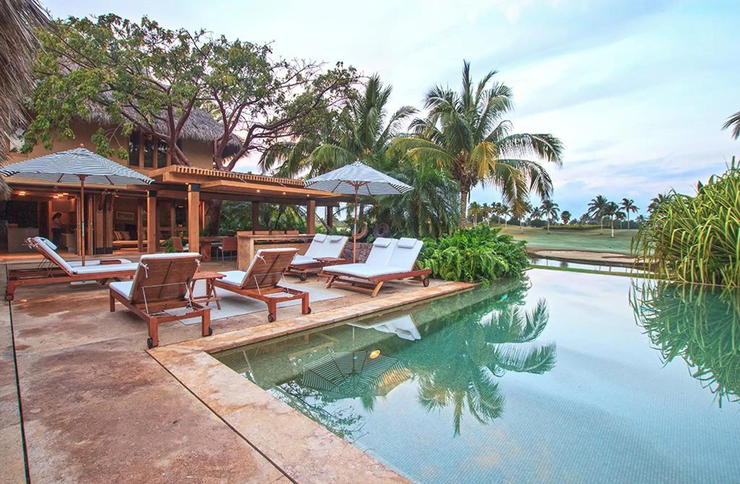 Luxury Ultra Eco Villa with Private Pool and Lush Grounds — photograph 3