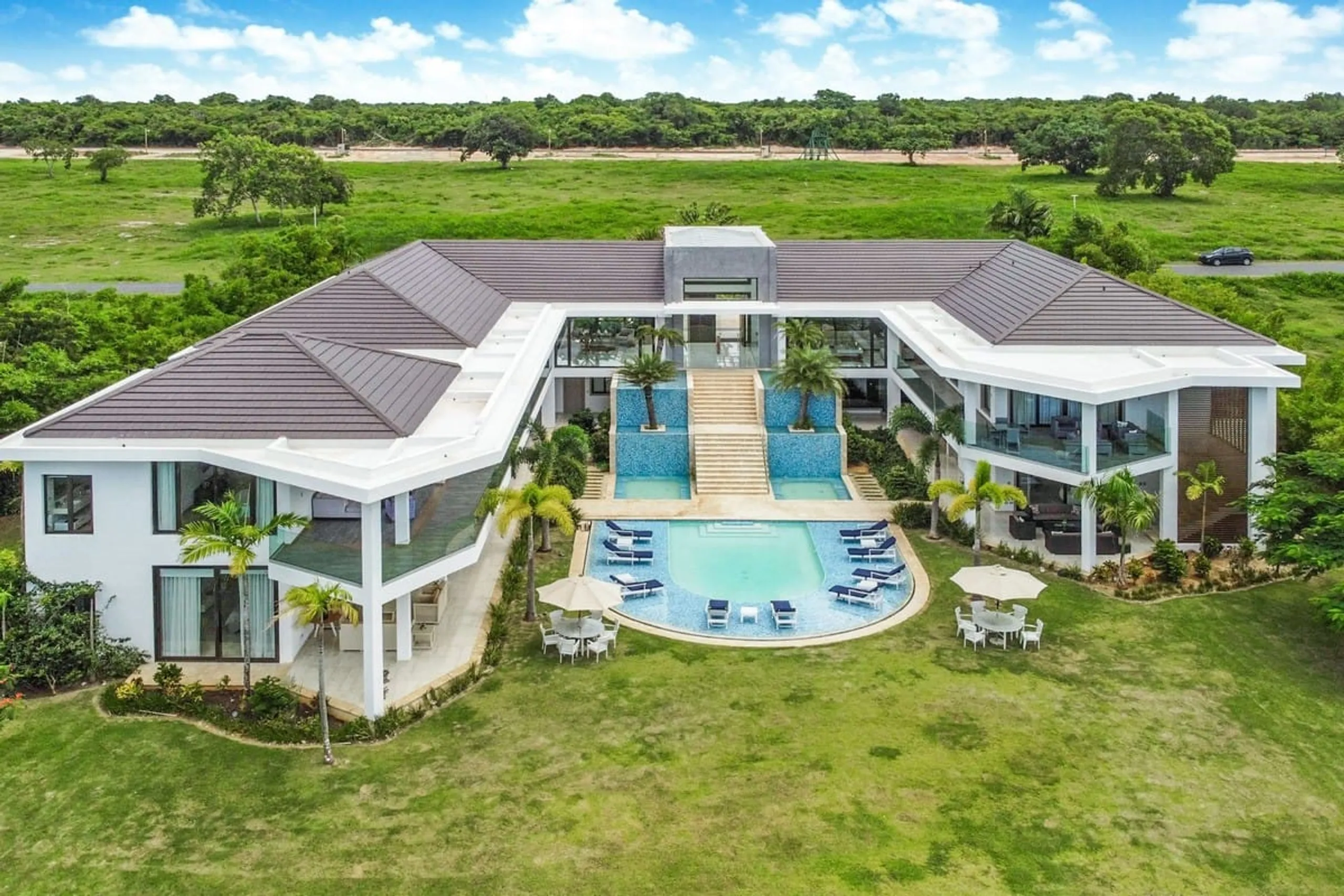 Beautiful Tropical Villa with Invigorating Pool — photograph 2