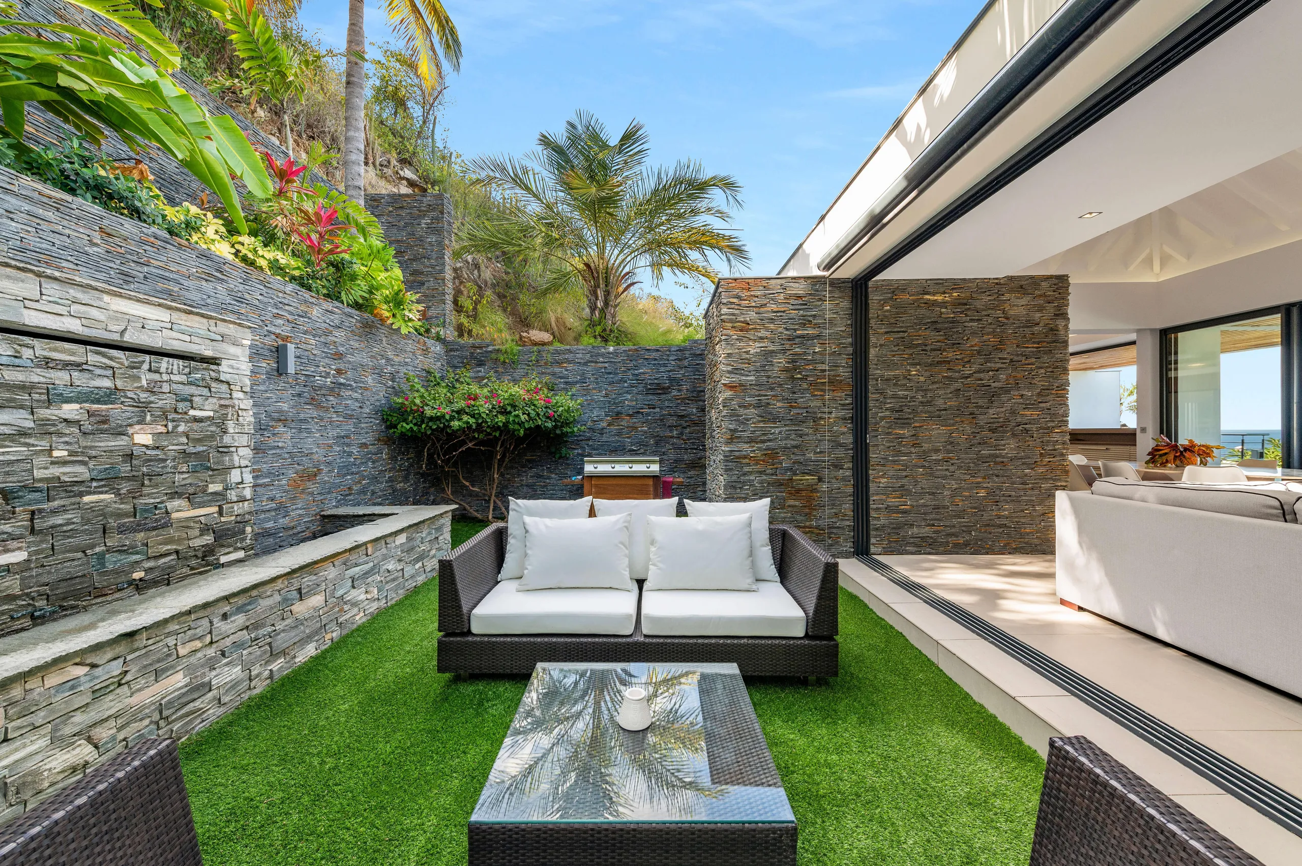 Captivating Majestic Villa with Infinity Pool and Awe-Inspiring Ocean Views — photograph 12
