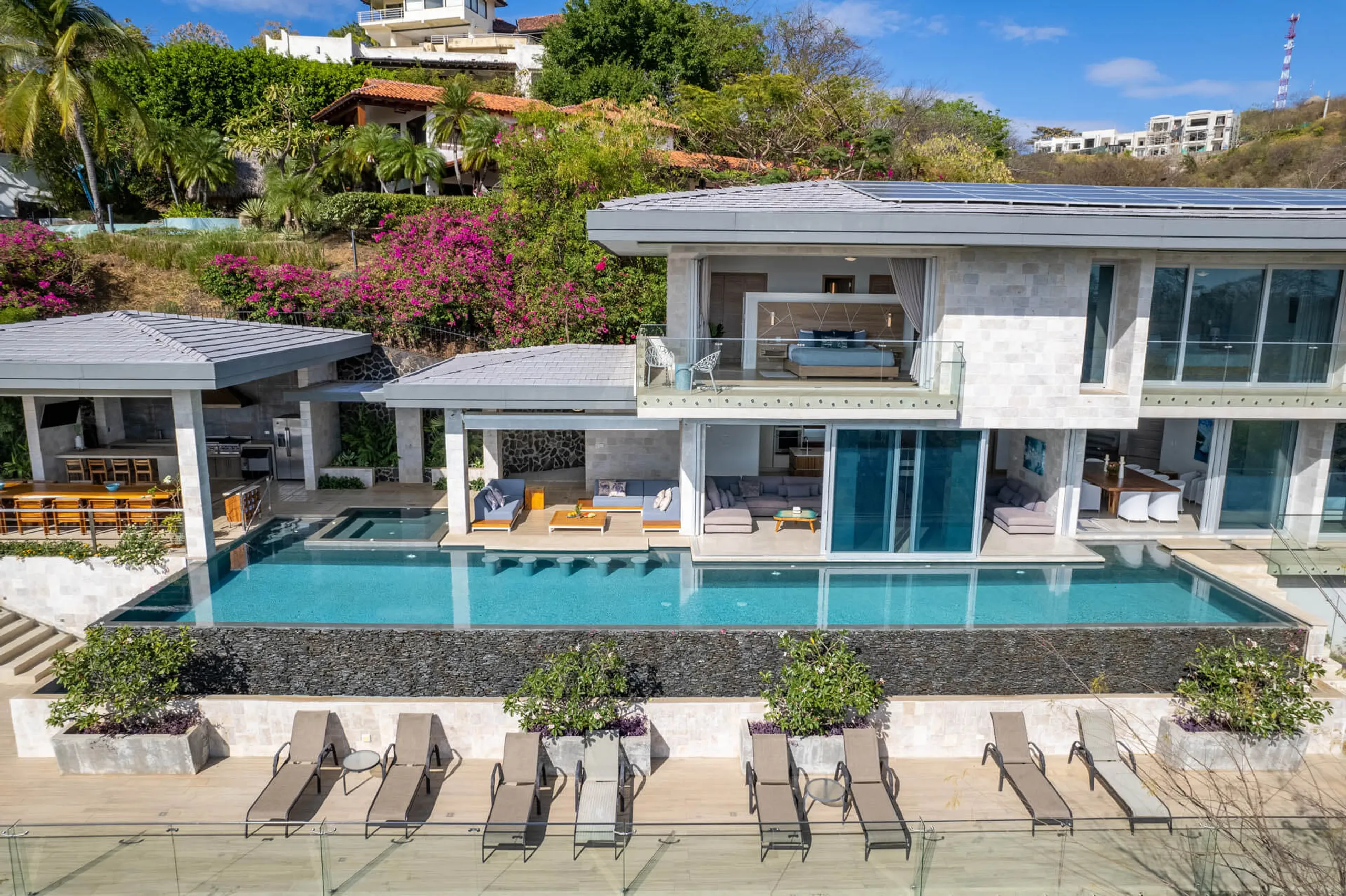 Sprawling 15 Bedroom Estate with Two Pools, and Ocean Views — photograph 5
