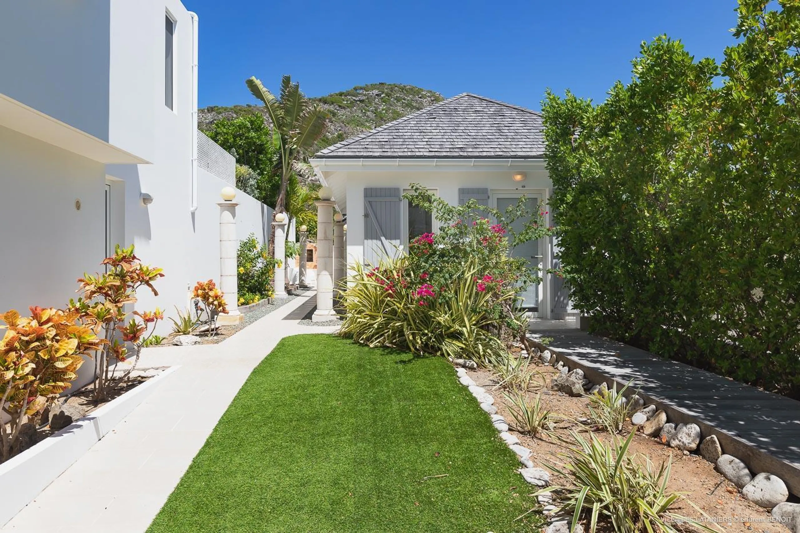 Opulent Oceanside Estate with Private Pool and Jacuzzi — photograph 4