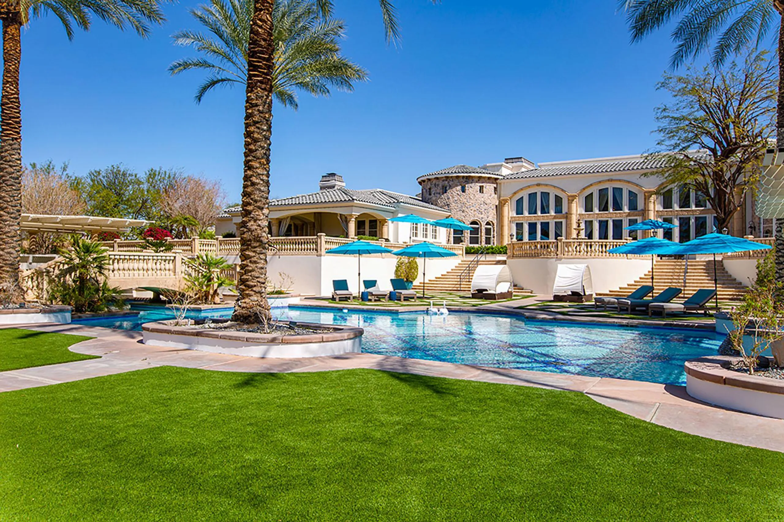 Elegant Luxe Desert Estate with Private Lake, Pool, and Tennis Court — photograph 8
