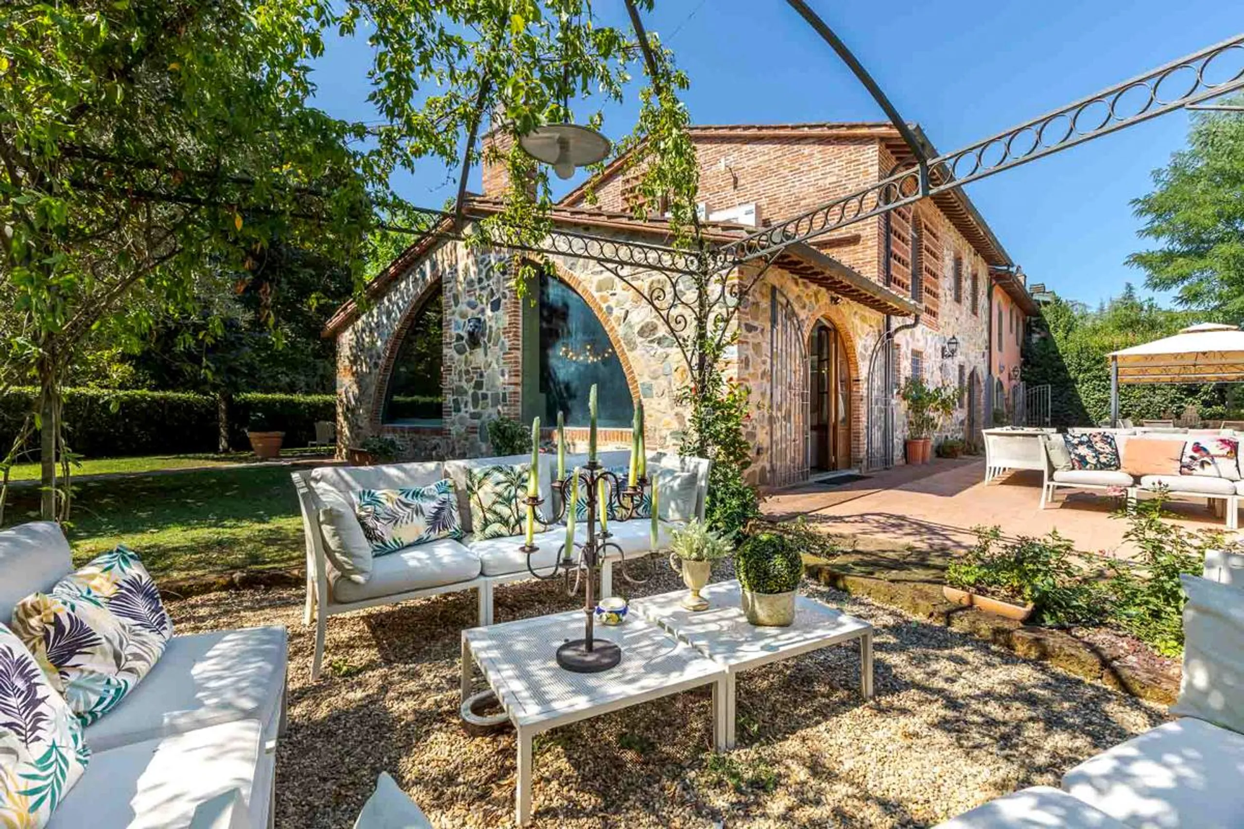 Luxurious 16th Century Villa with Private Pool, and Scenic Garden Oasis — photograph 6