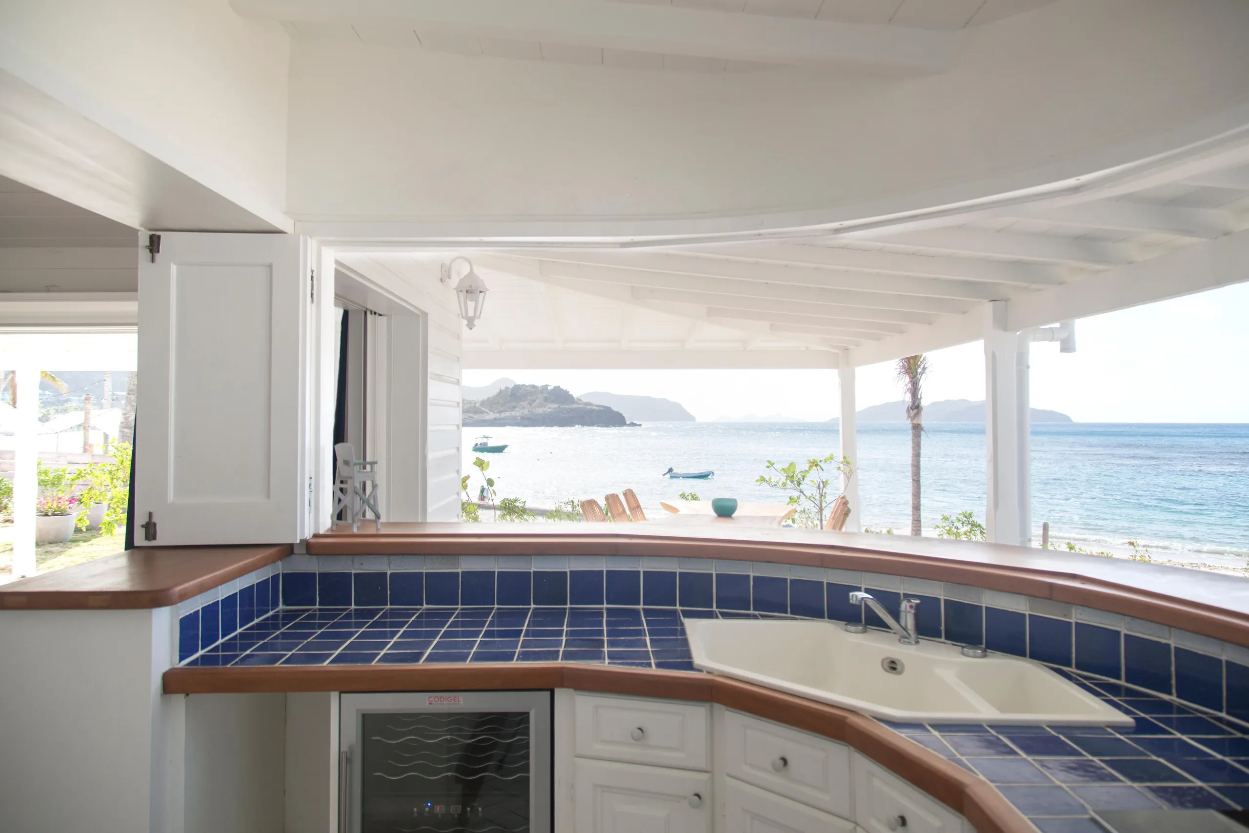 Charming Seaside Beach Front Villa with Stunning Ocean Views — photograph 8