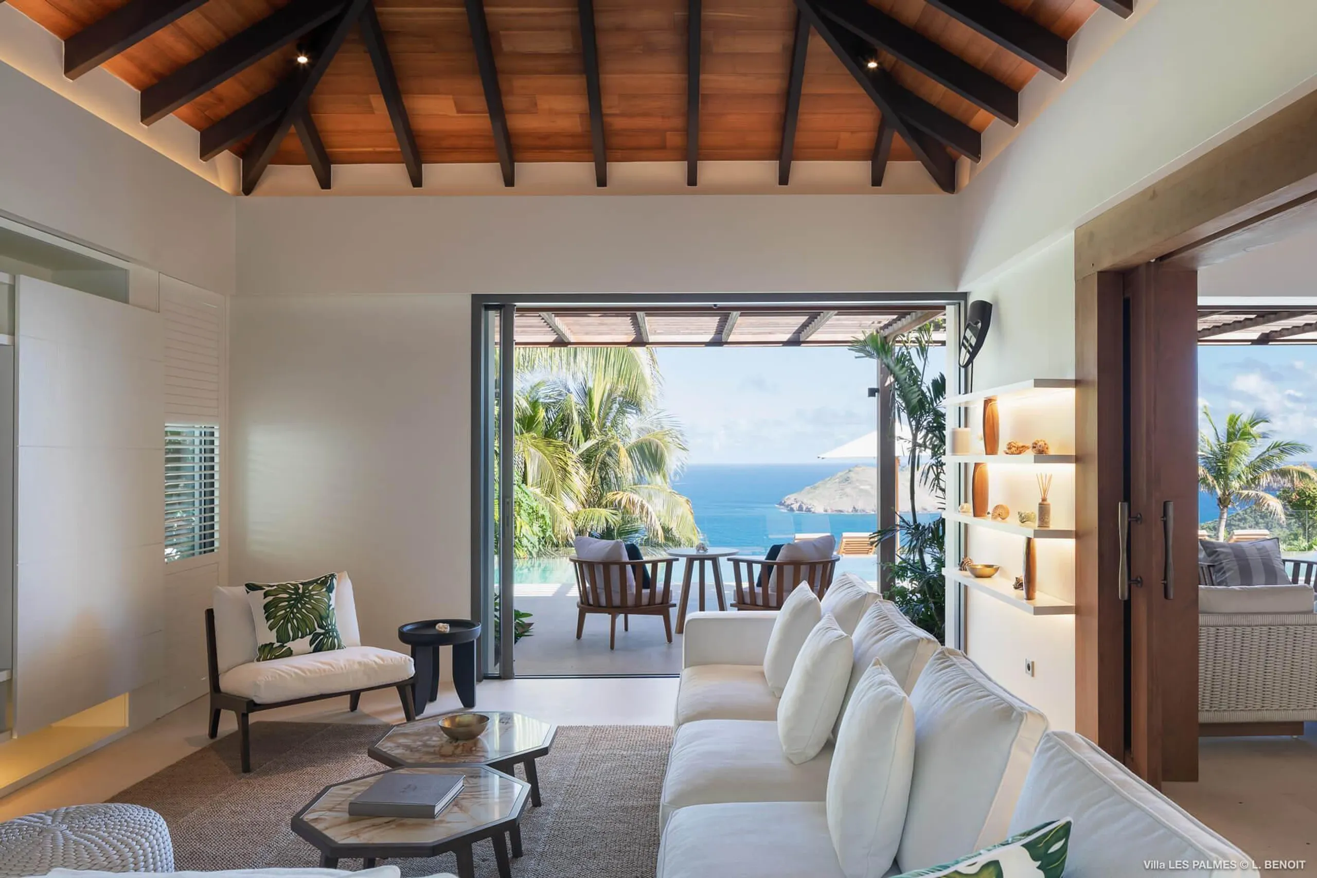Contemporary Luxe Villa with Infinity Pool and Panoramic Ocean Views — photograph 10