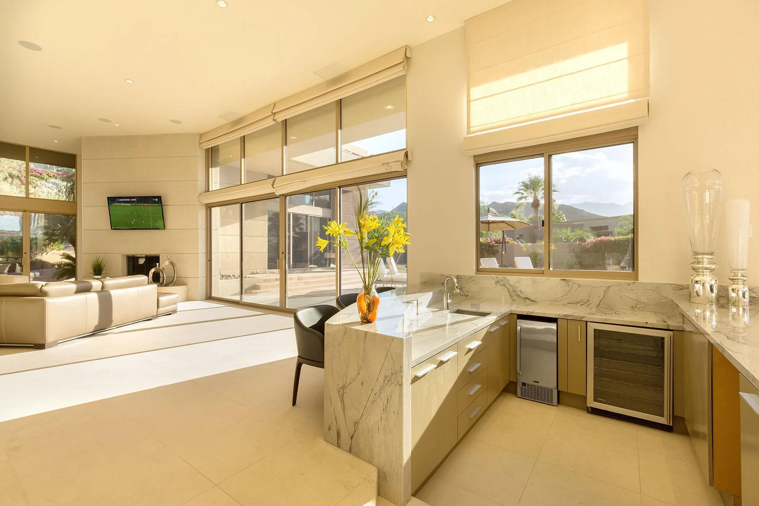 Modern Luxury Villa with Private Pool and Sweeping Views — photograph 10