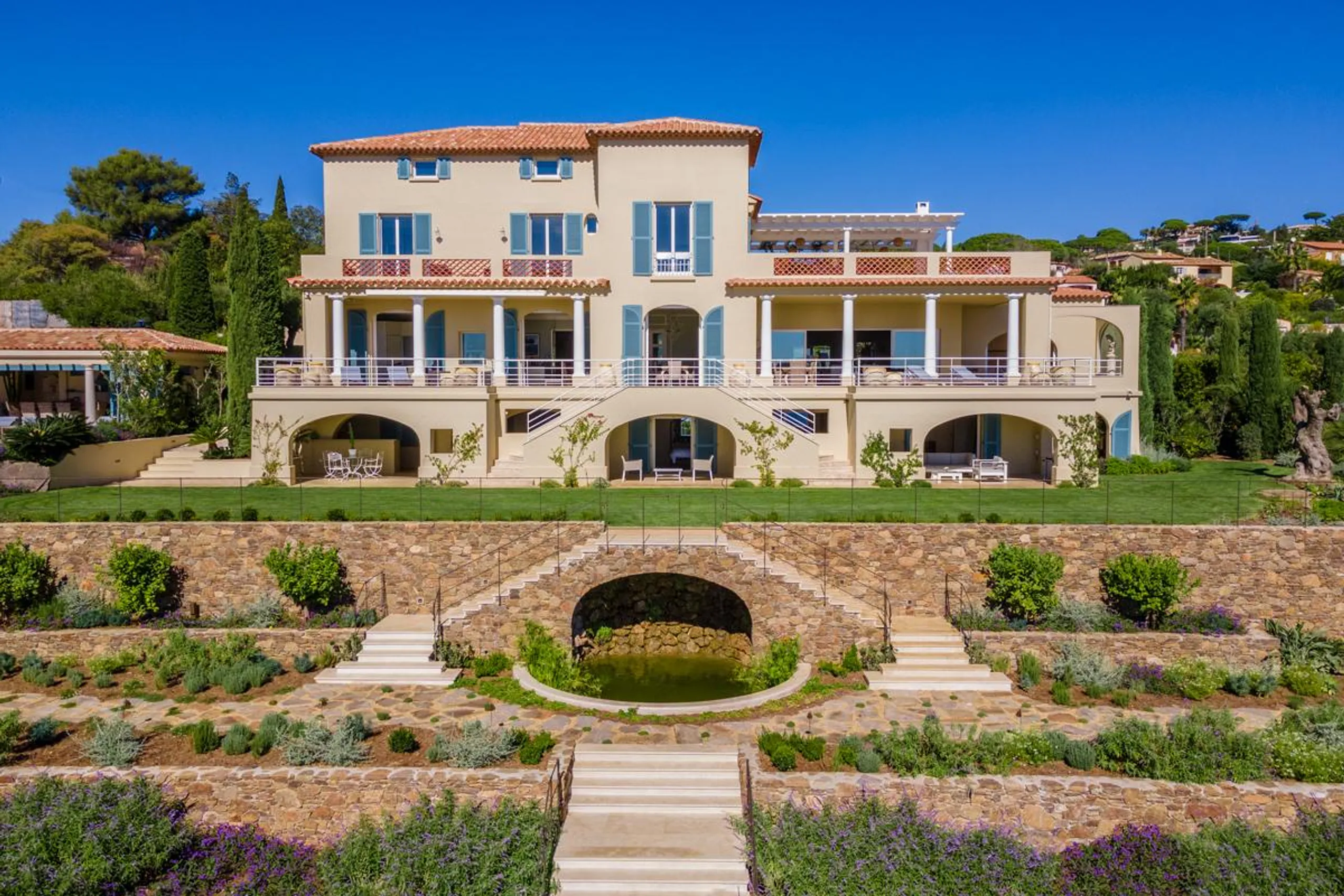 Elegantly Appointed 9-Bedroom Villa Expansive Gardens, Infinity Pool & Stunning Sea Views — photograph 4