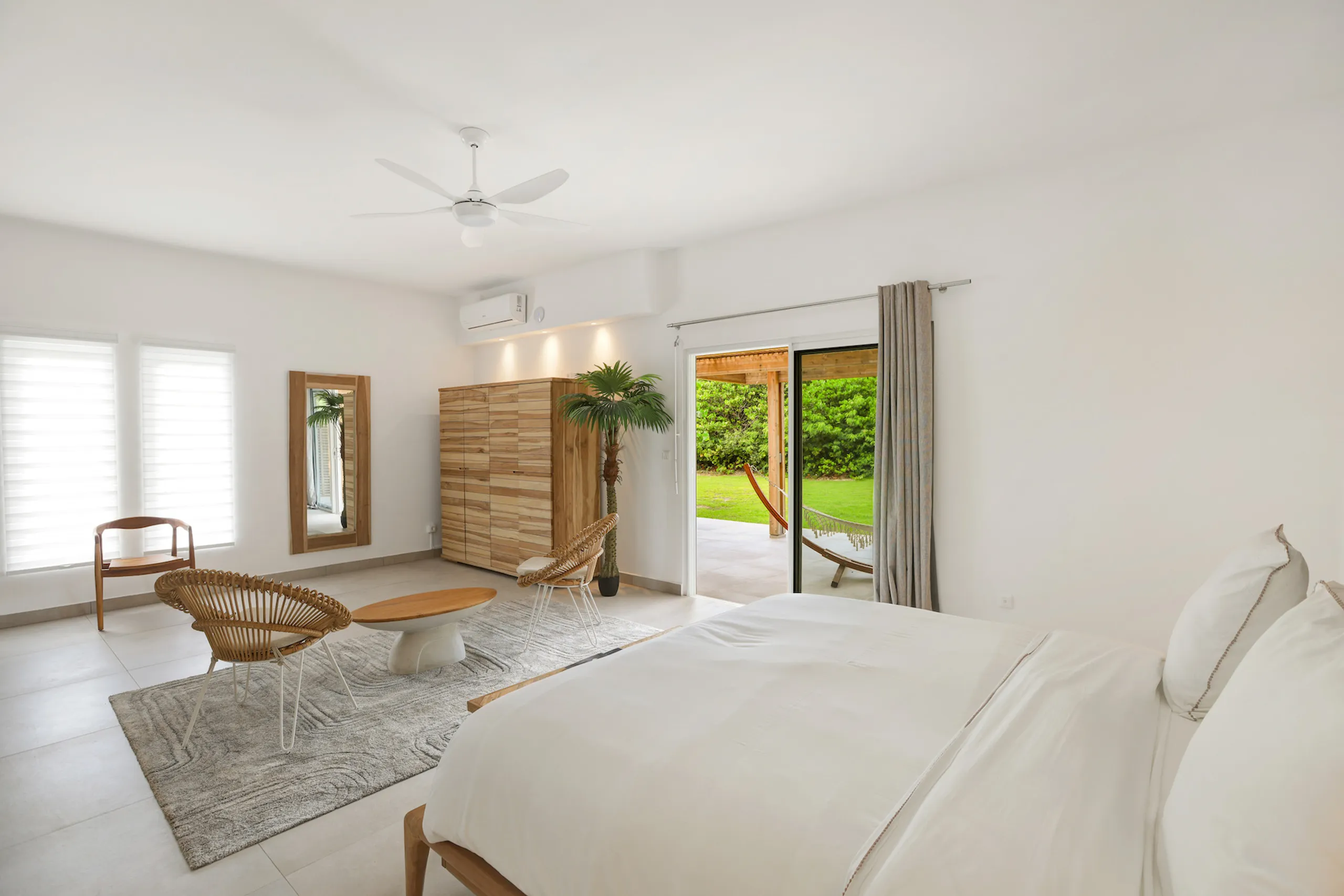 Elegant Terres Basses Villa with Pool, Jacuzzi & Private Garden Oasis — photograph 10