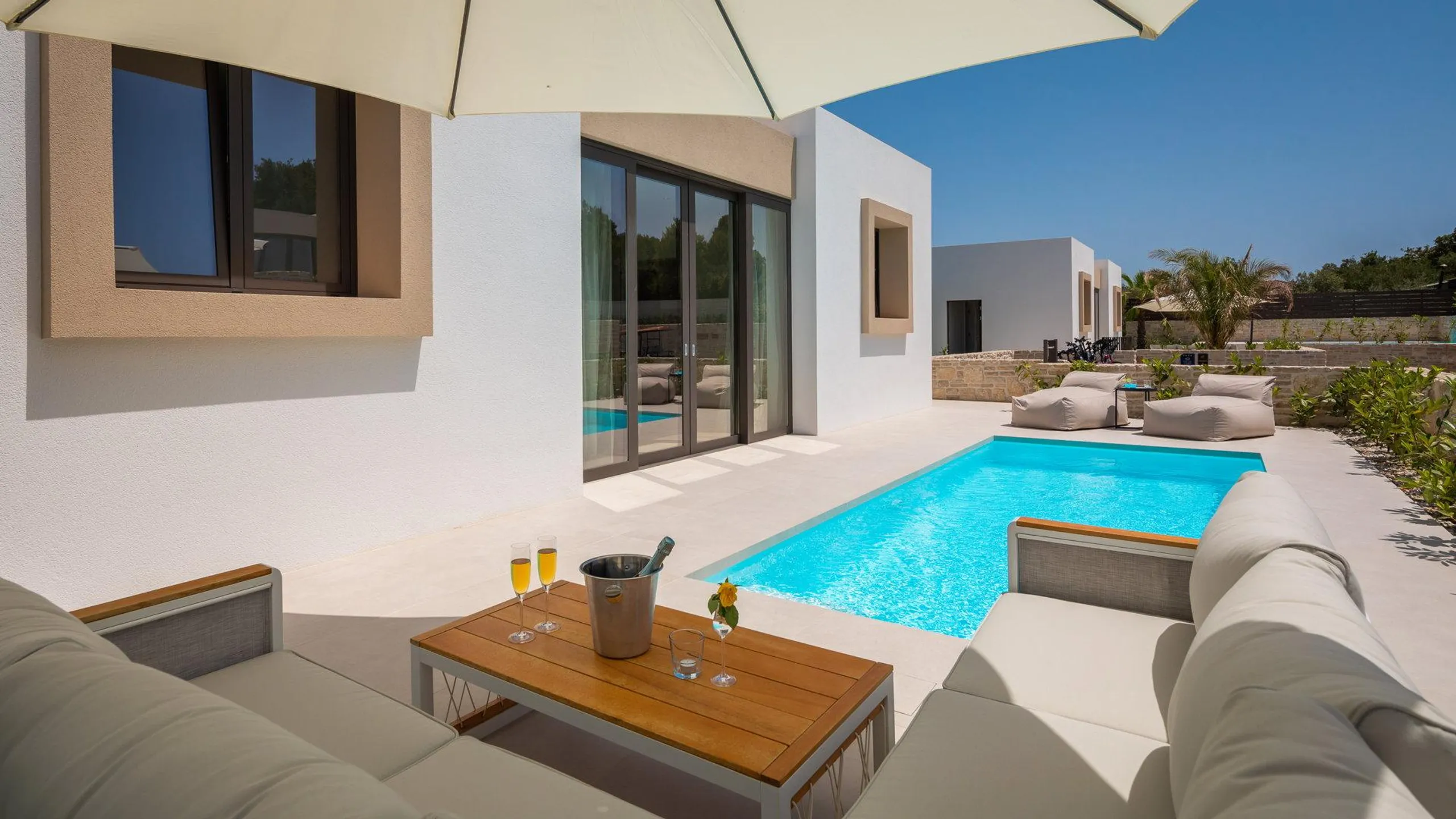 Tempting Beachfront Villa with Pool and Sea Views — photograph 9