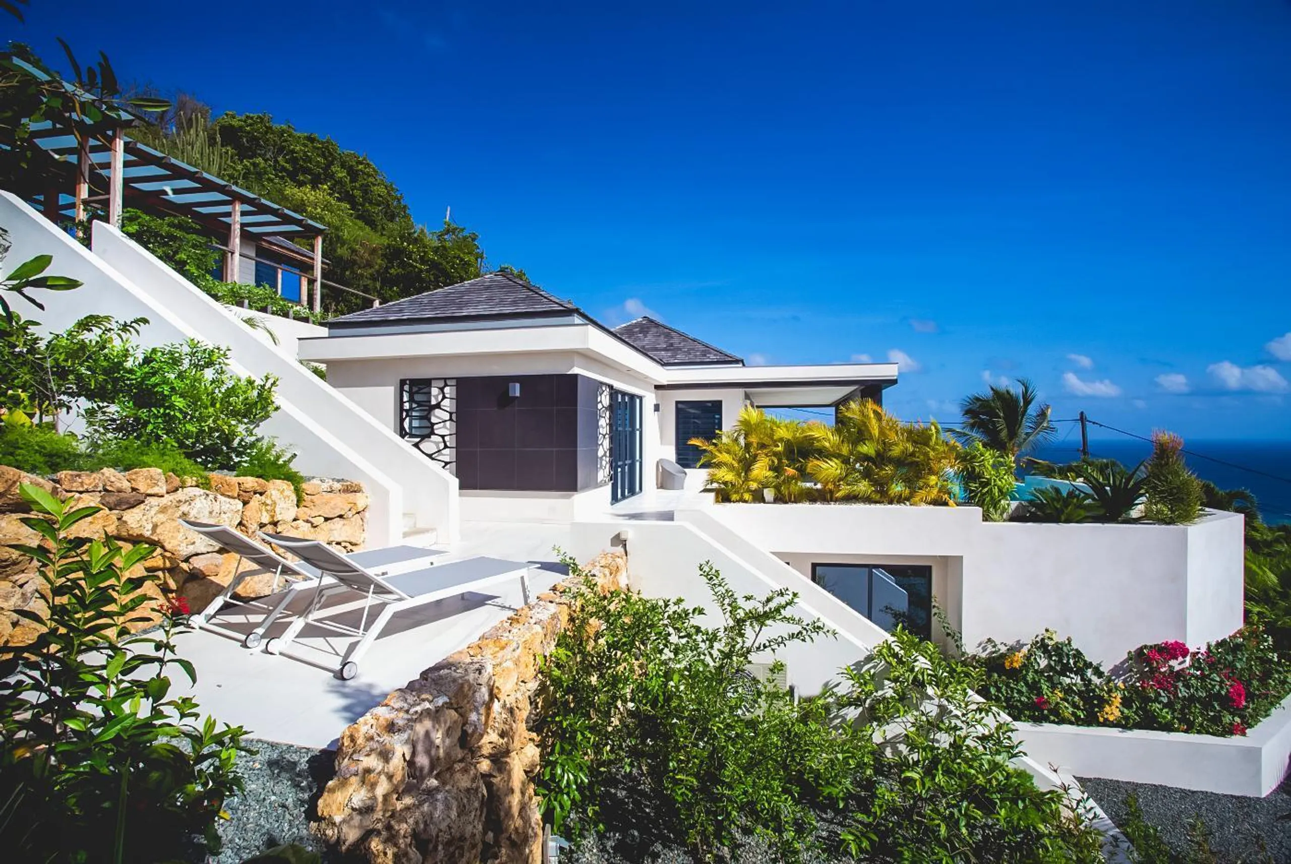 Gleaming Caribbean Villa with Private Pool and Ocean Views — photograph 3