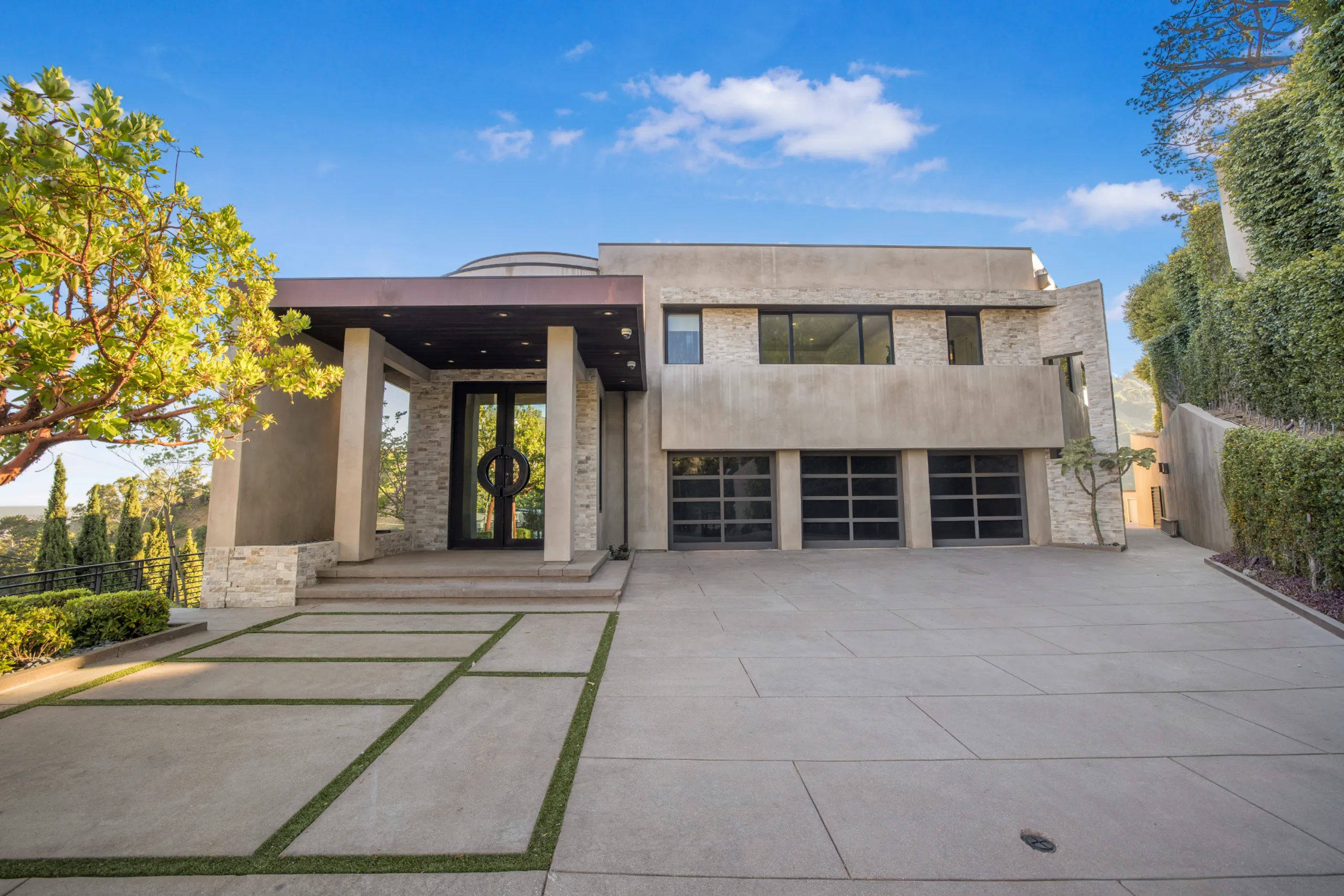 Exclusive Hill Side Estate With Private Pool — photograph 2