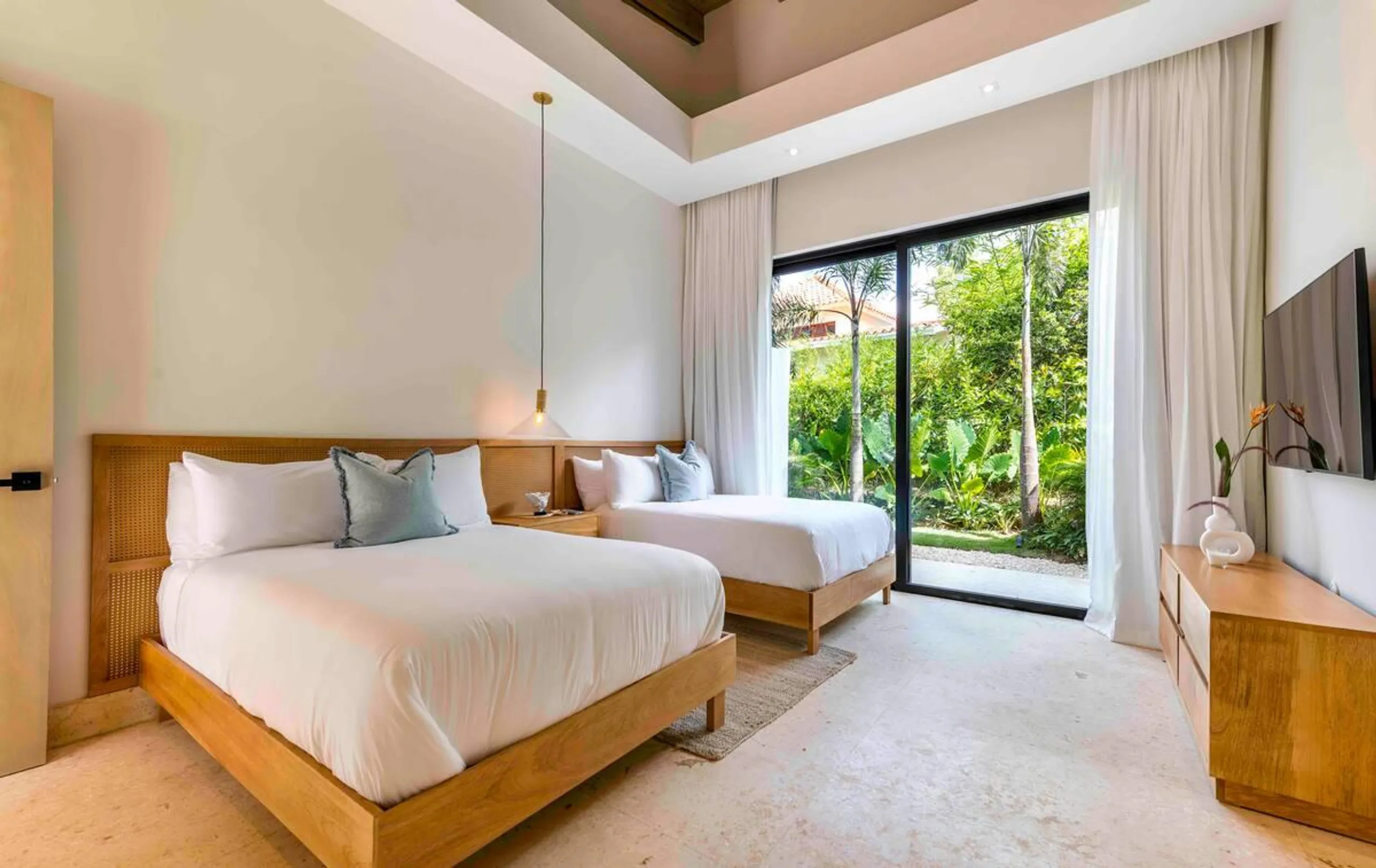 Magnificent Villa with Private Pool and Lush Greenery Surroundings — photograph 8