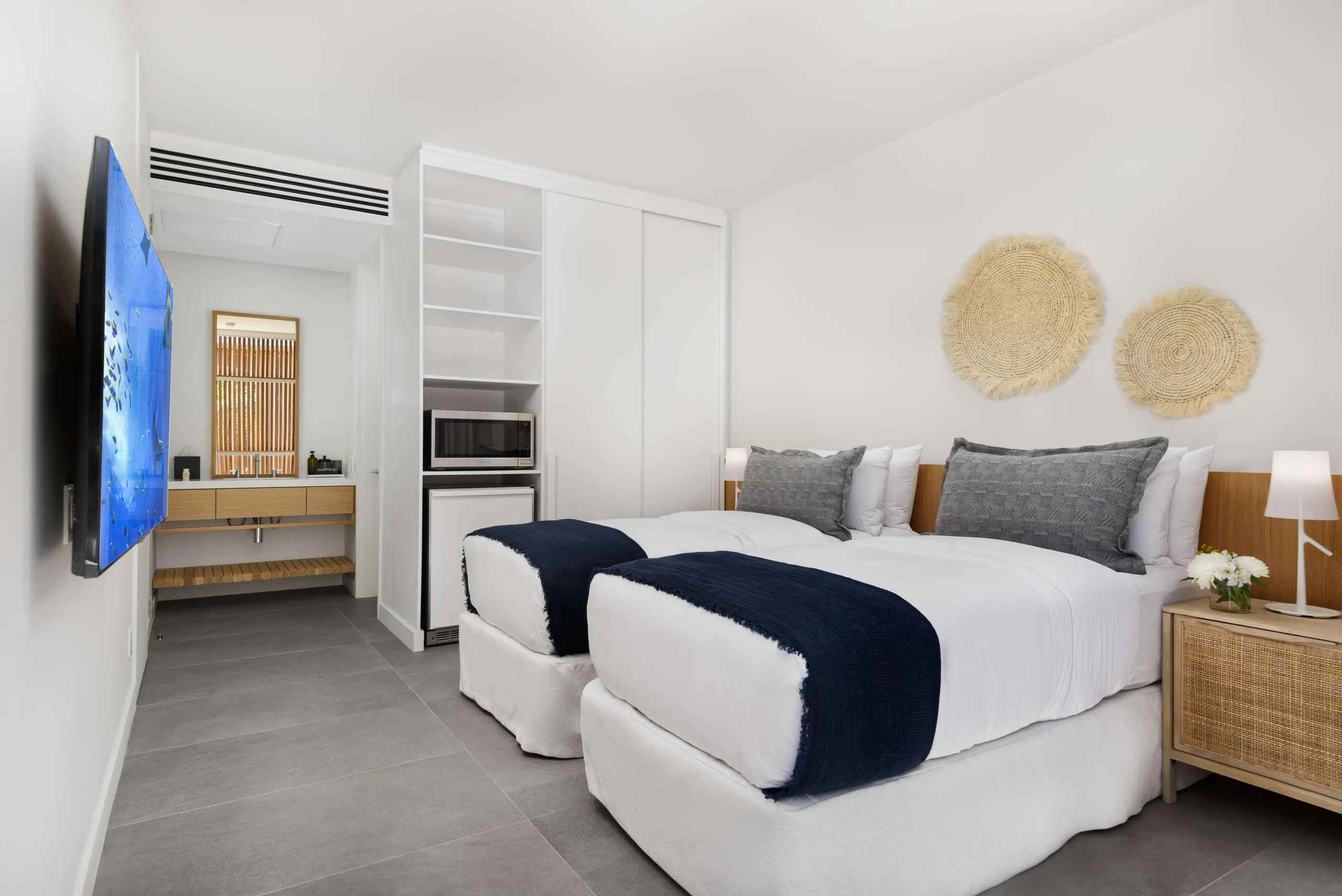Innovatively Blending Modern and Tropical Design for Seamless Indoor-Outdoor Living in Turks and Caicos — photograph 12