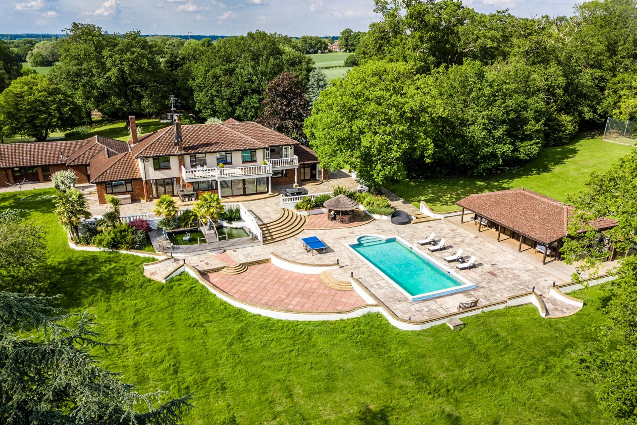 Captivating 10-Acre Estate with Private Pool, Patio and Summerhouse, Potters Bar