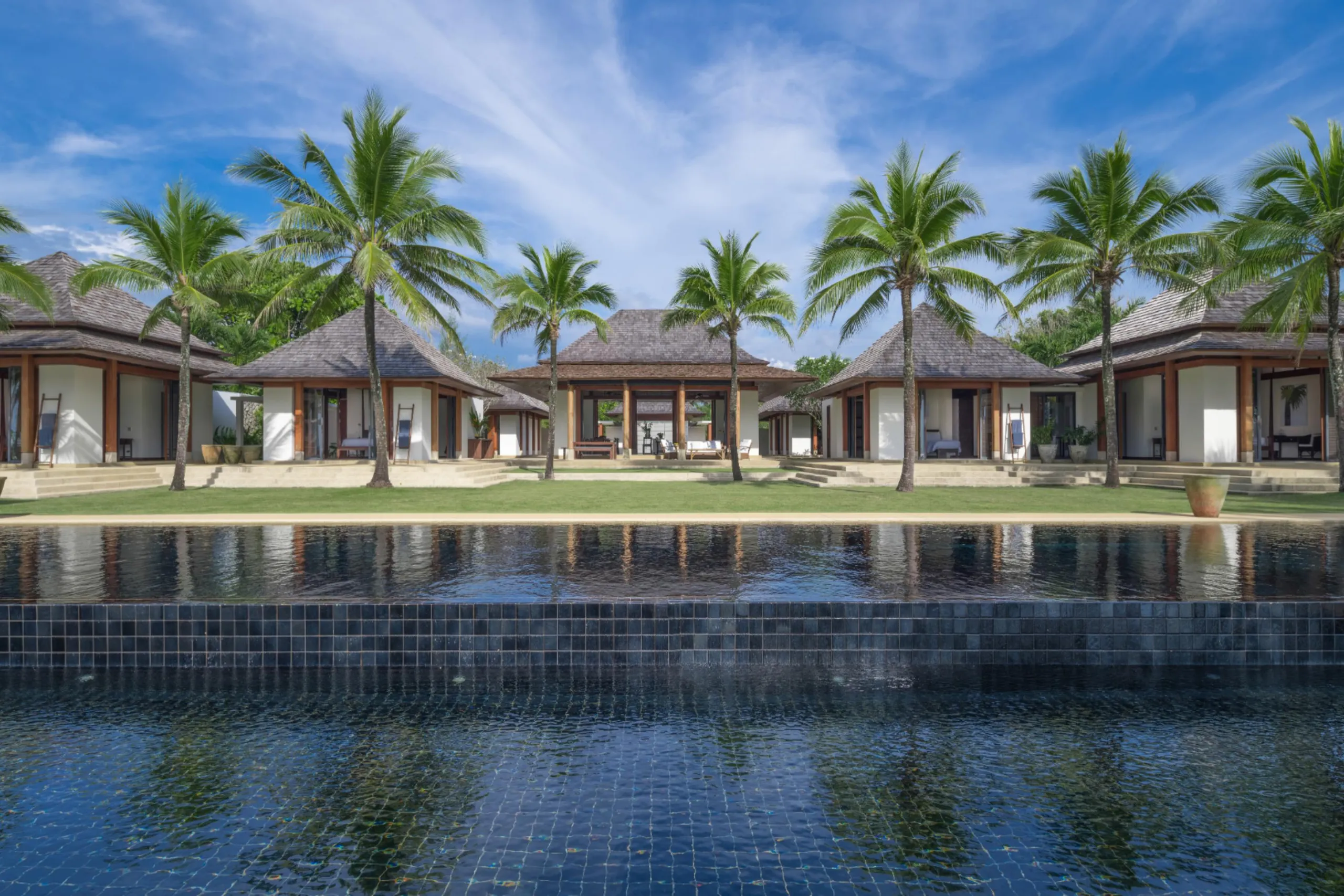 Refined 6 BR Villa with Walks to Beach — photograph 3