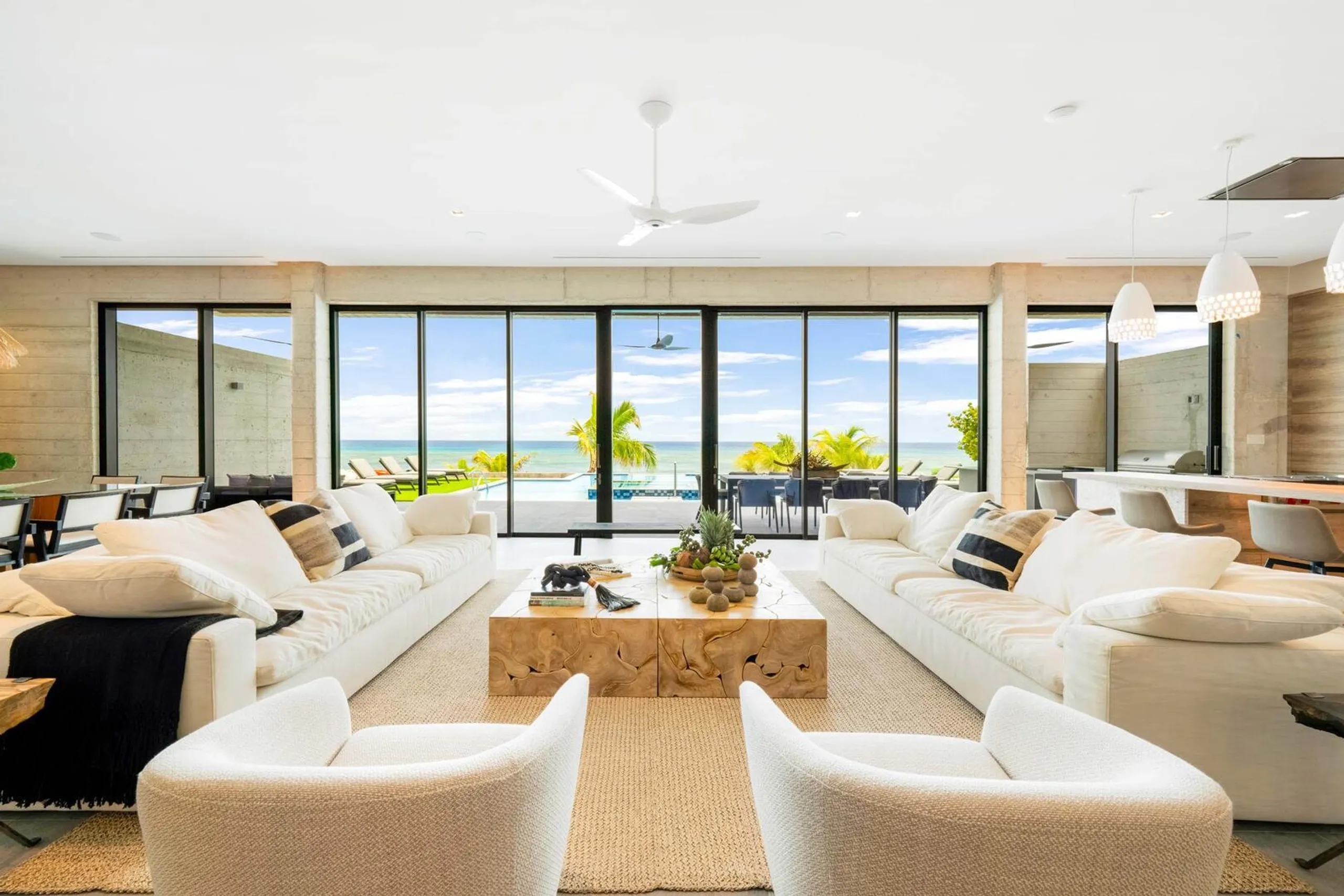 Captivating Oceanfront Villa in Gun Bay with Infinity Pool, Outdoor Grill, and Firepit — photograph 6