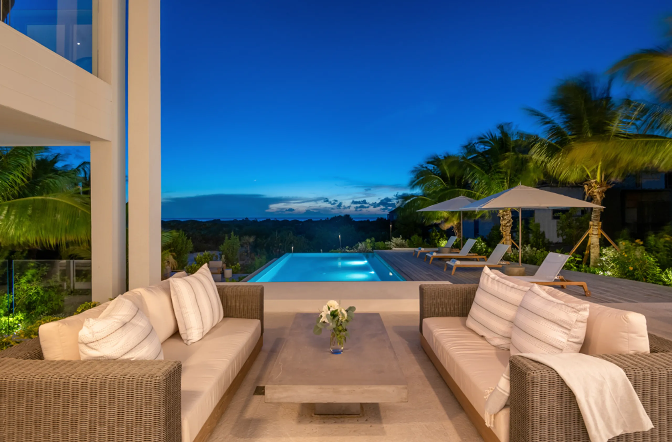 Grace Bay Contemporary Estate with Infinity Pool and Stunning Views — photograph 4