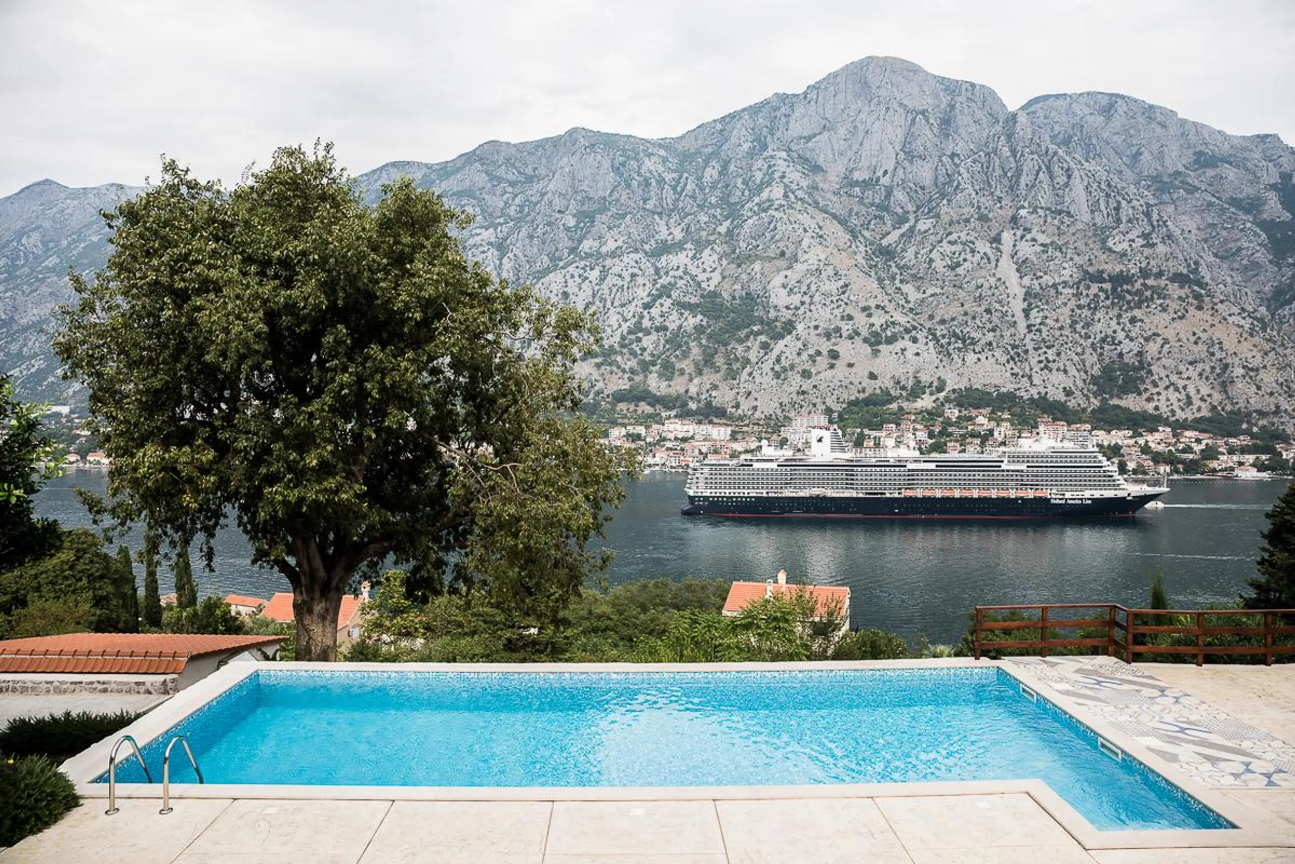 Calming Rustic Villa with Private Pool and Views of the Glittering Bay — photograph 8