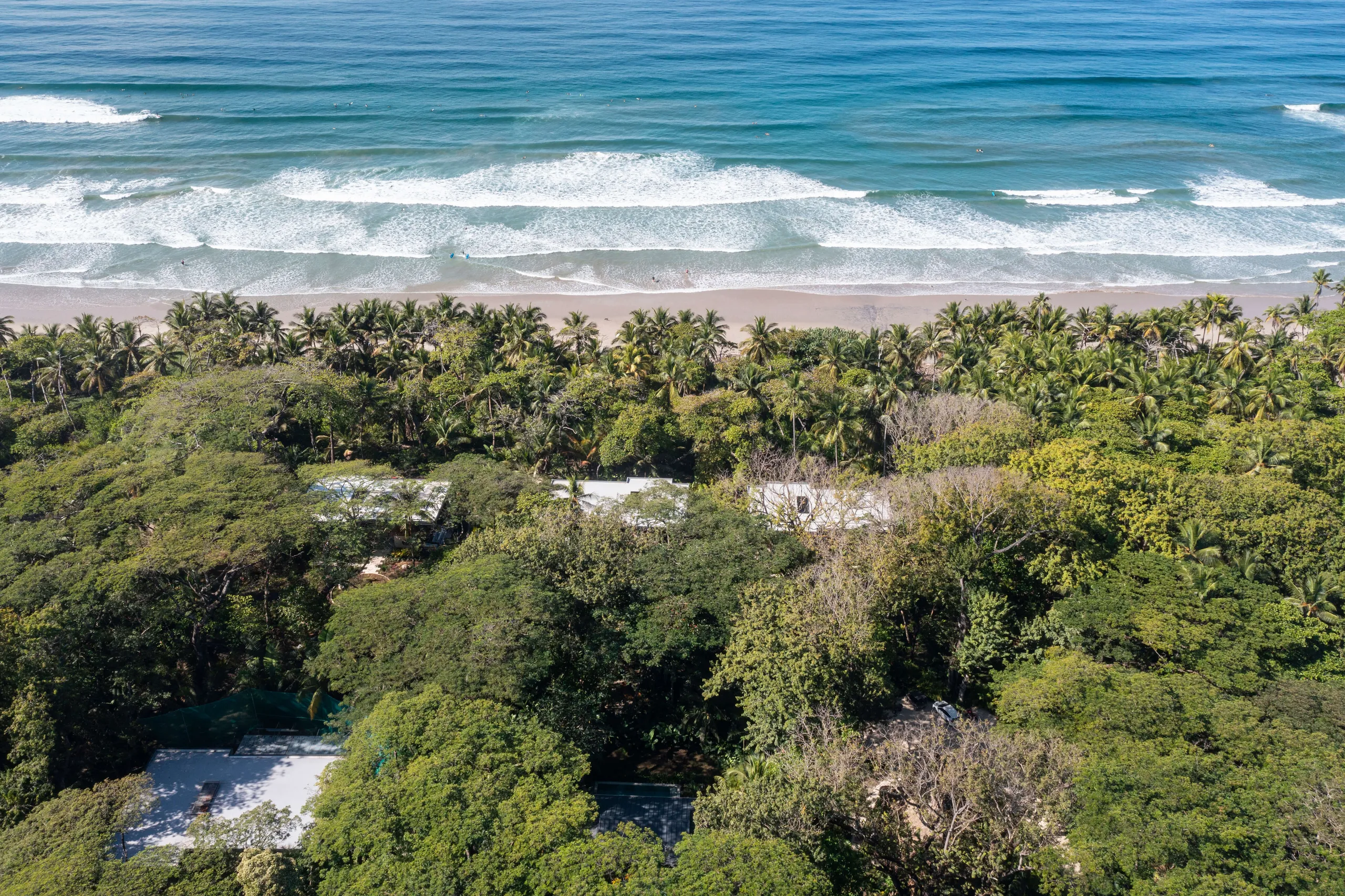 Tropical 4 Bedroom Villa with Private Pool, Beach Access, and Lush Gardens — photograph 5