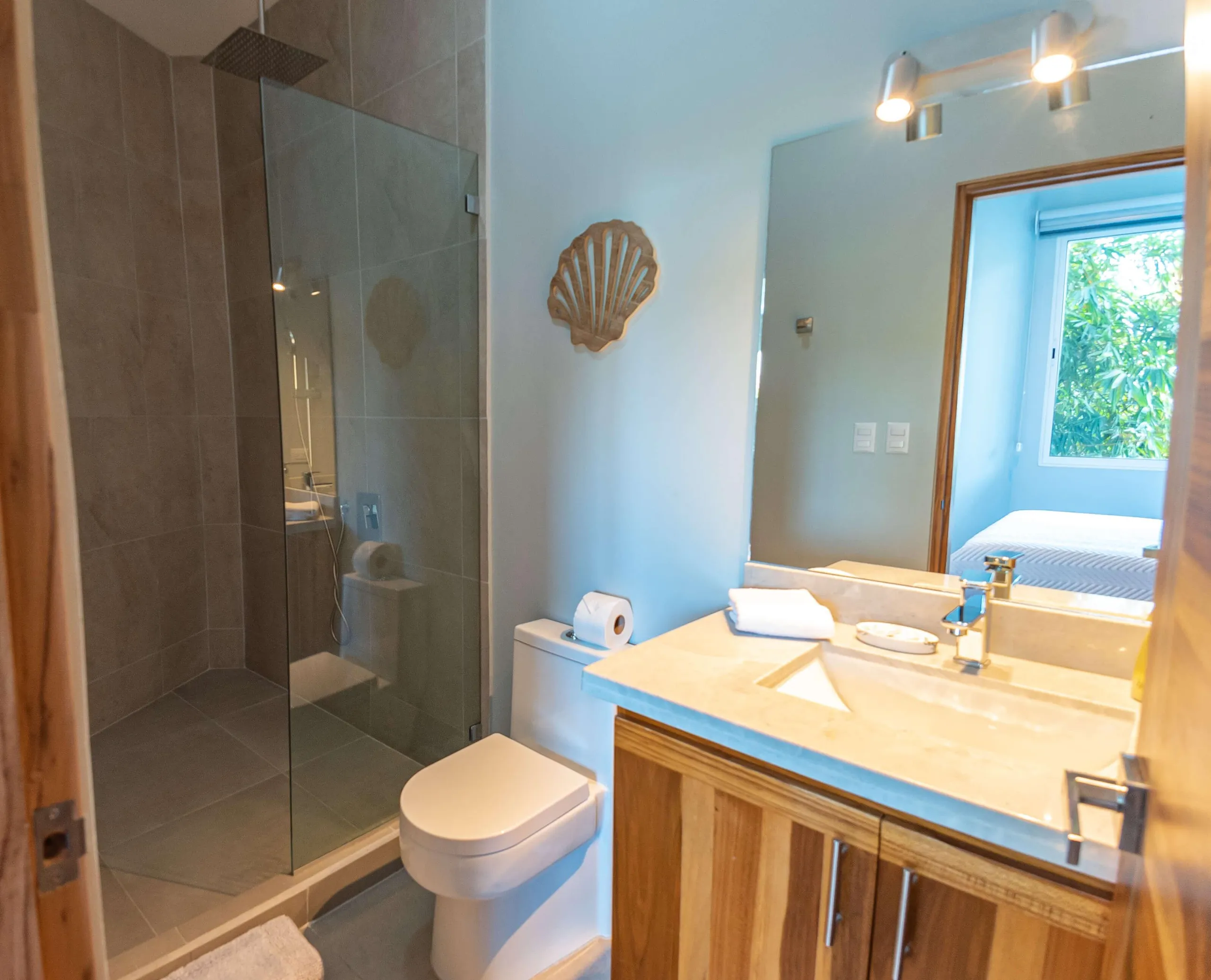 Sleek Rainforest Rental with Panoramic Pacific Ocean Views — photograph 10