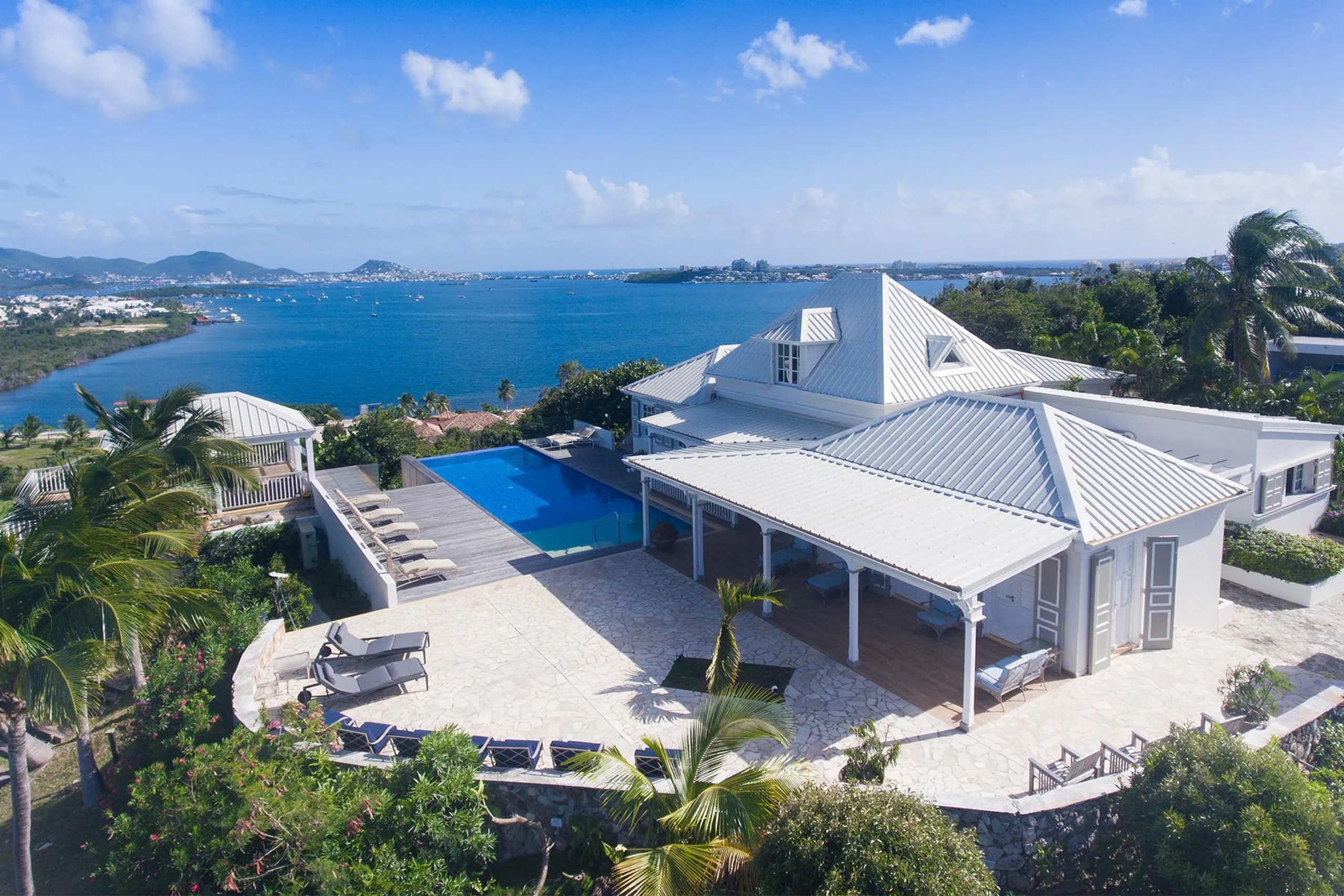 French Caribbean Architecture with Modern Interiors Villa with 270 Degree Views of the Caribbean and Infinity Pool — photograph 3