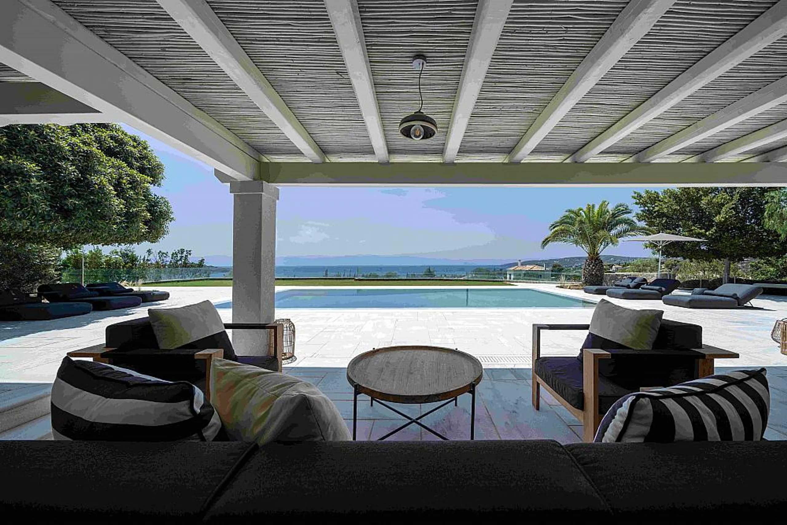 Serene Contemporary Villa with Private Pool and Clear Water Views — photograph 4