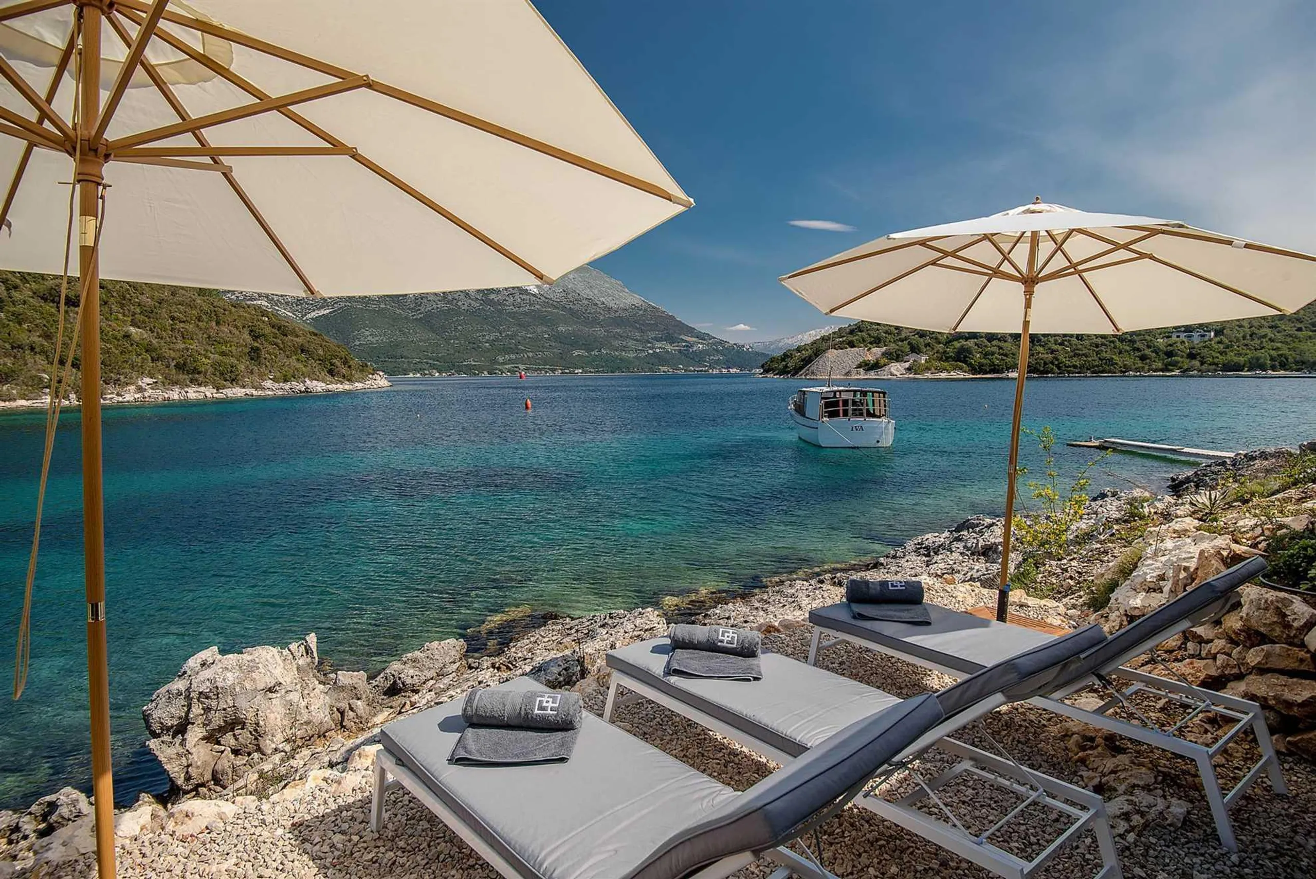Splendid Modern Villa with Private Pool and Gorgeous Bay View — photograph 5